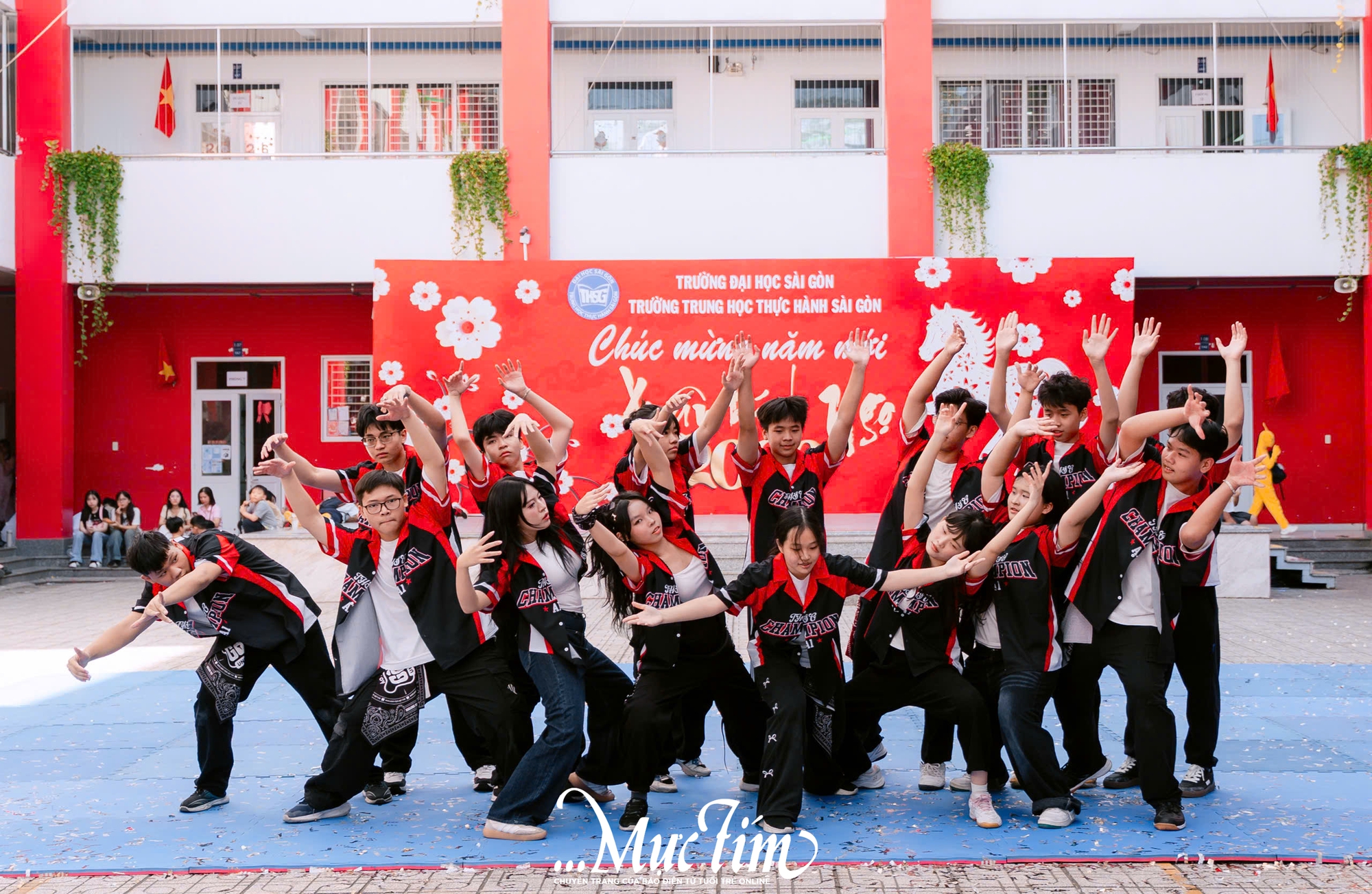 Học sinh Trường Trung học Thực hành Sài Gòn gói bánh chưng, gửi trọn yêu thương ngày Tết - Ảnh 24.