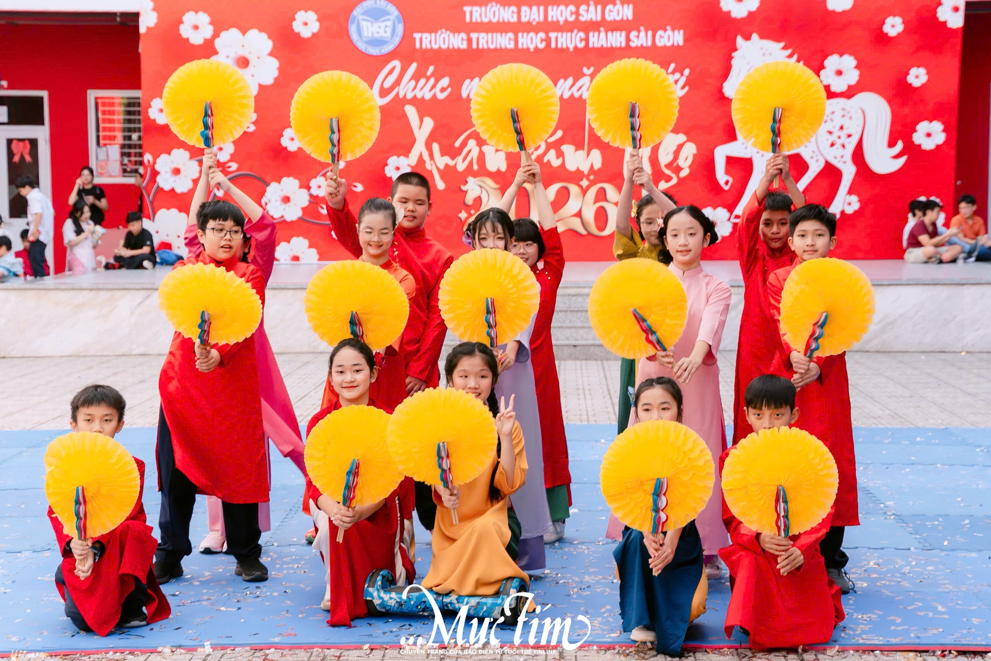 Học sinh Trường Trung học Thực hành Sài Gòn gói bánh chưng, gửi trọn yêu thương ngày Tết - Ảnh 1.