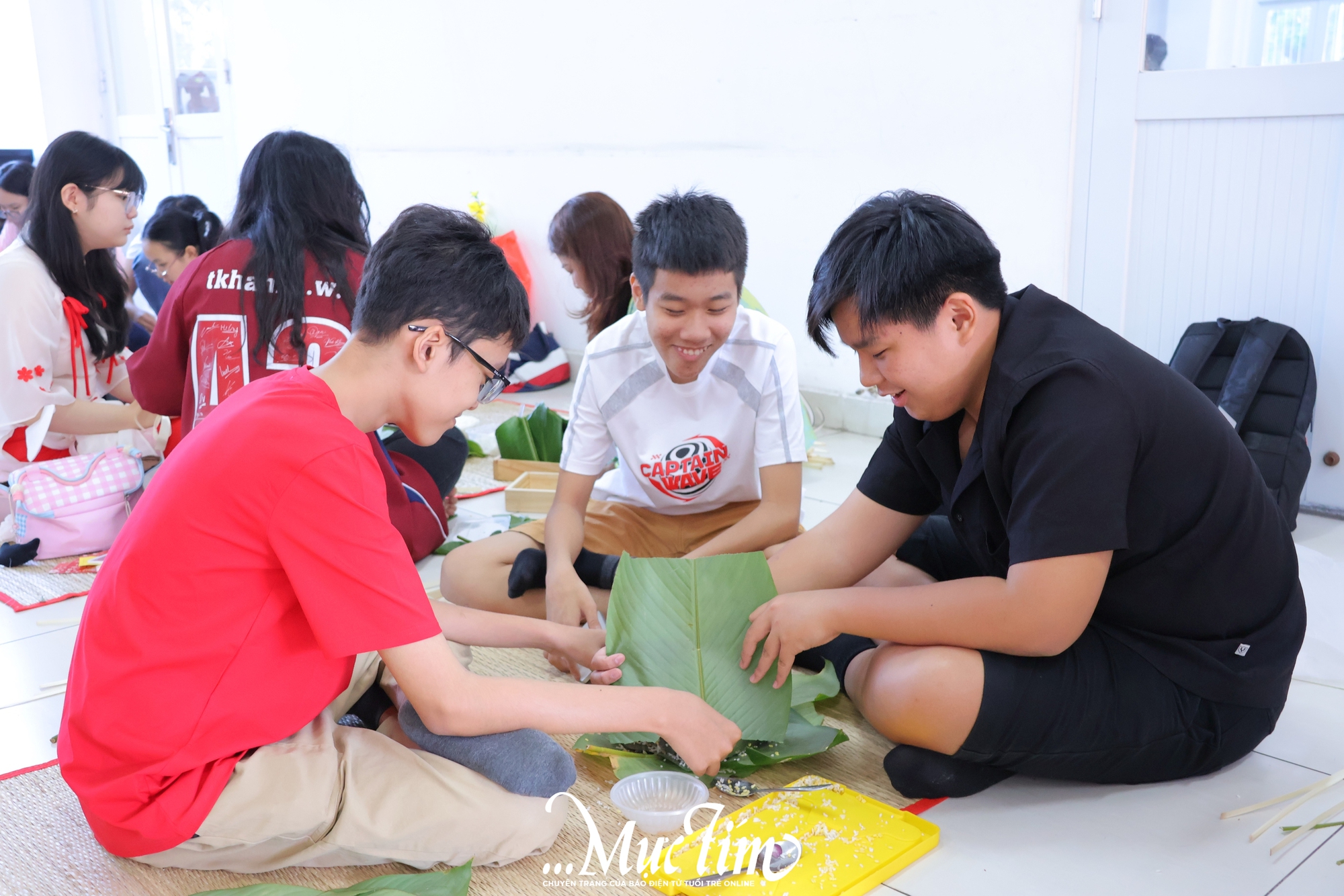 Học sinh Trường Trung học Thực hành Sài Gòn gói bánh chưng, gửi trọn yêu thương ngày Tết - Ảnh 2.