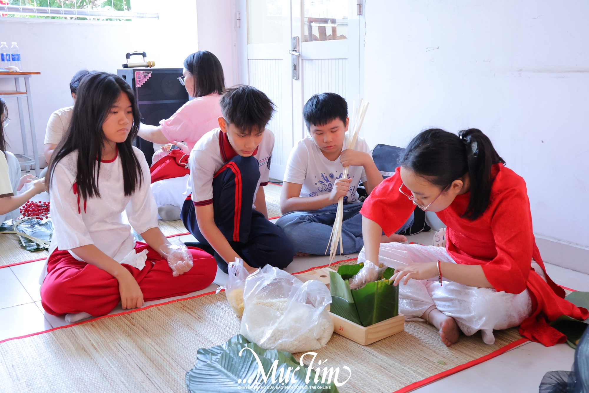 Học sinh Trường Trung học Thực hành Sài Gòn gói bánh chưng, gửi trọn yêu thương ngày Tết - Ảnh 3.