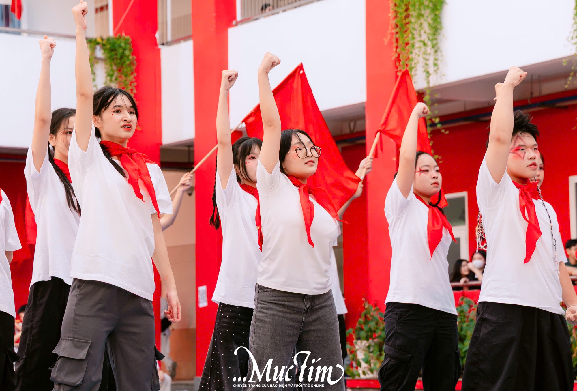 Học sinh Trường Trung học Thực hành Sài Gòn gói bánh chưng, gửi trọn yêu thương ngày Tết - Ảnh 18.