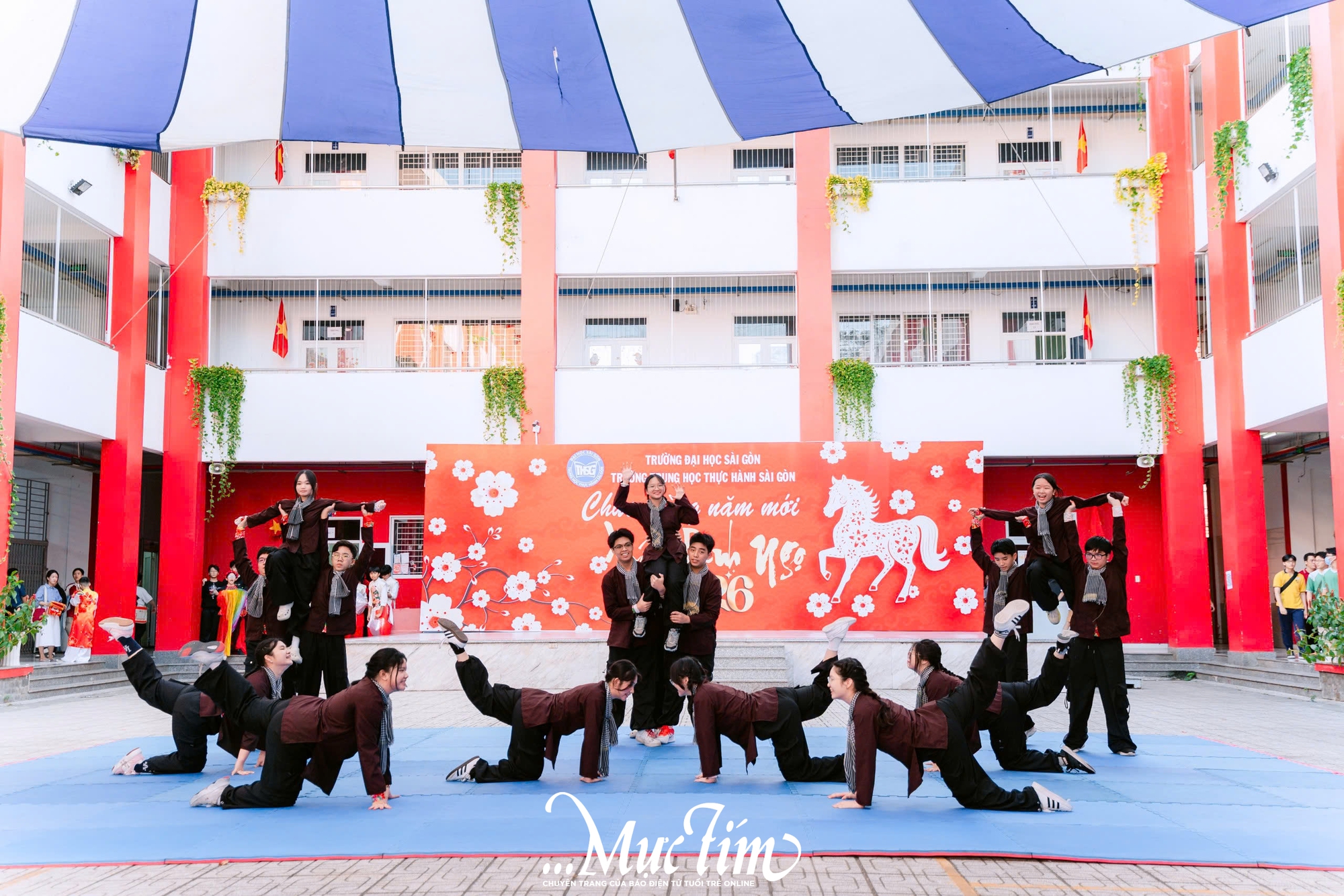 Học sinh Trường Trung học Thực hành Sài Gòn gói bánh chưng, gửi trọn yêu thương ngày Tết - Ảnh 20.