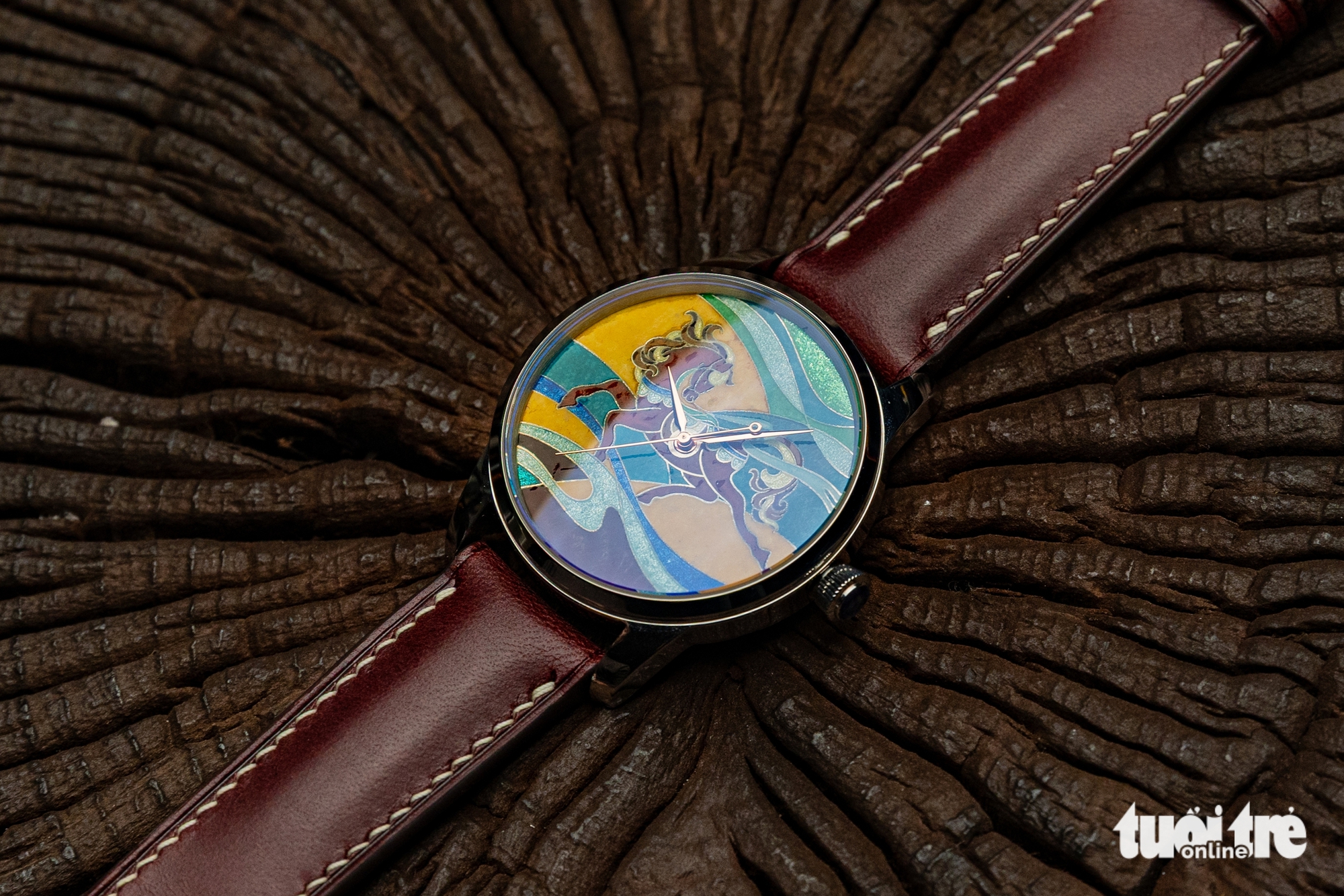 Thợ thủ công làm đồng hồ với tranh pháp lam hình ngựa đón Tết Bính Ngọ - Ảnh 4.