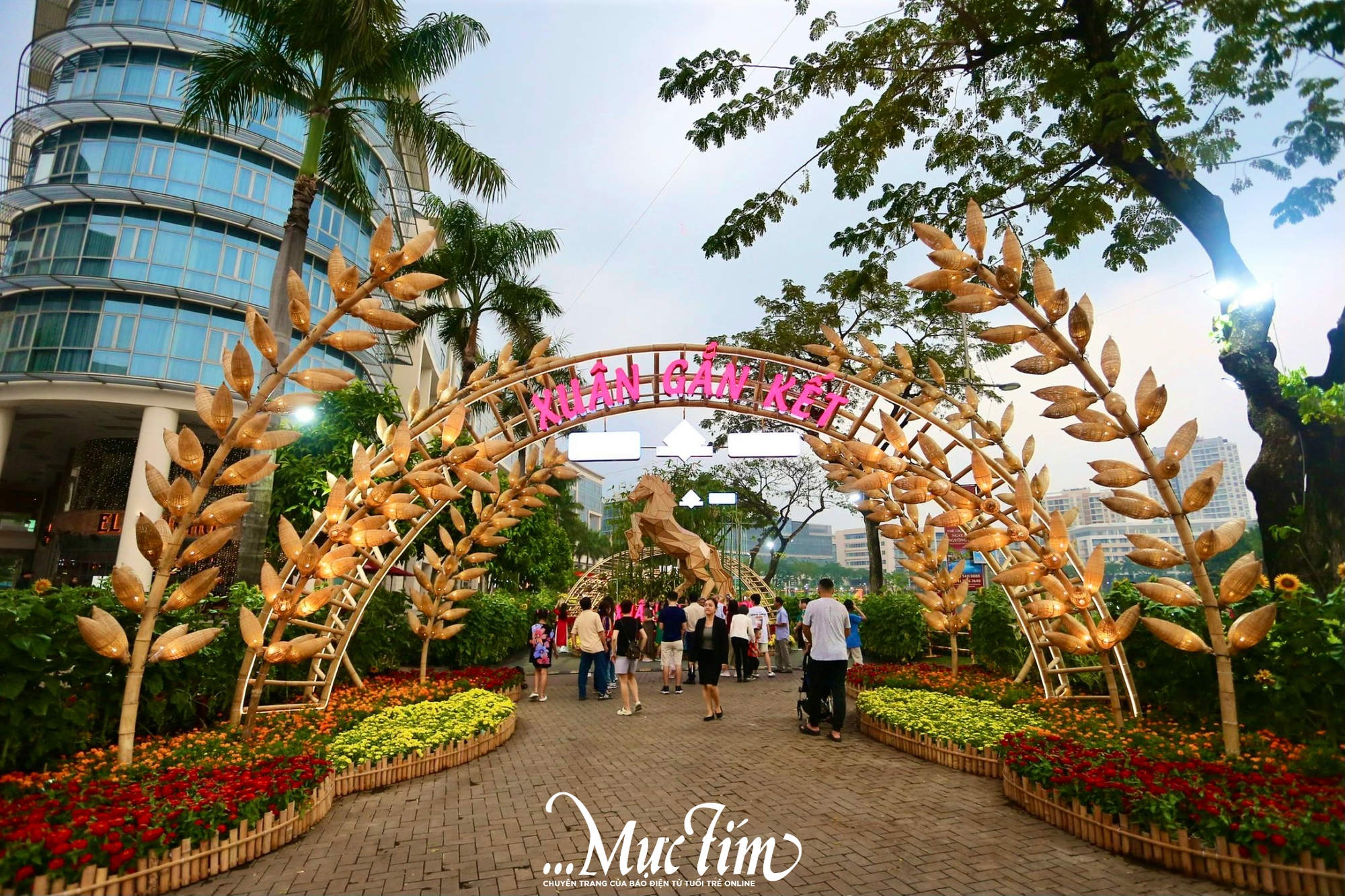 Dạo bước Hội hoa xuân Phú Mỹ Hưng 2026, khám phá những 'chiến mã' nổi tiếng thế giới- Ảnh 2.