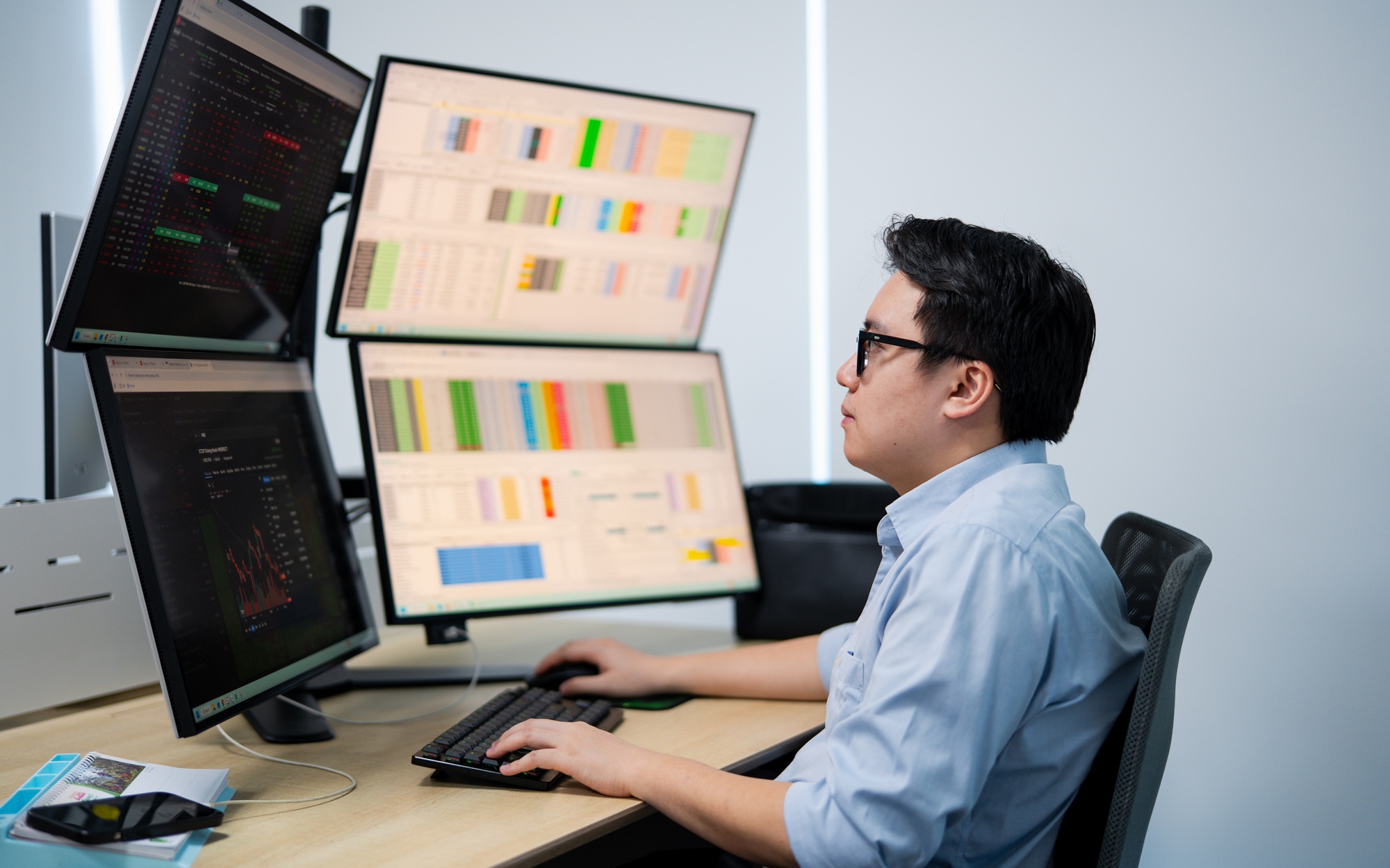 VN-Index vượt 1.800 điểm dù thanh khoản thấp nhất 8 tháng, nhóm Vingroup dẫn dắt