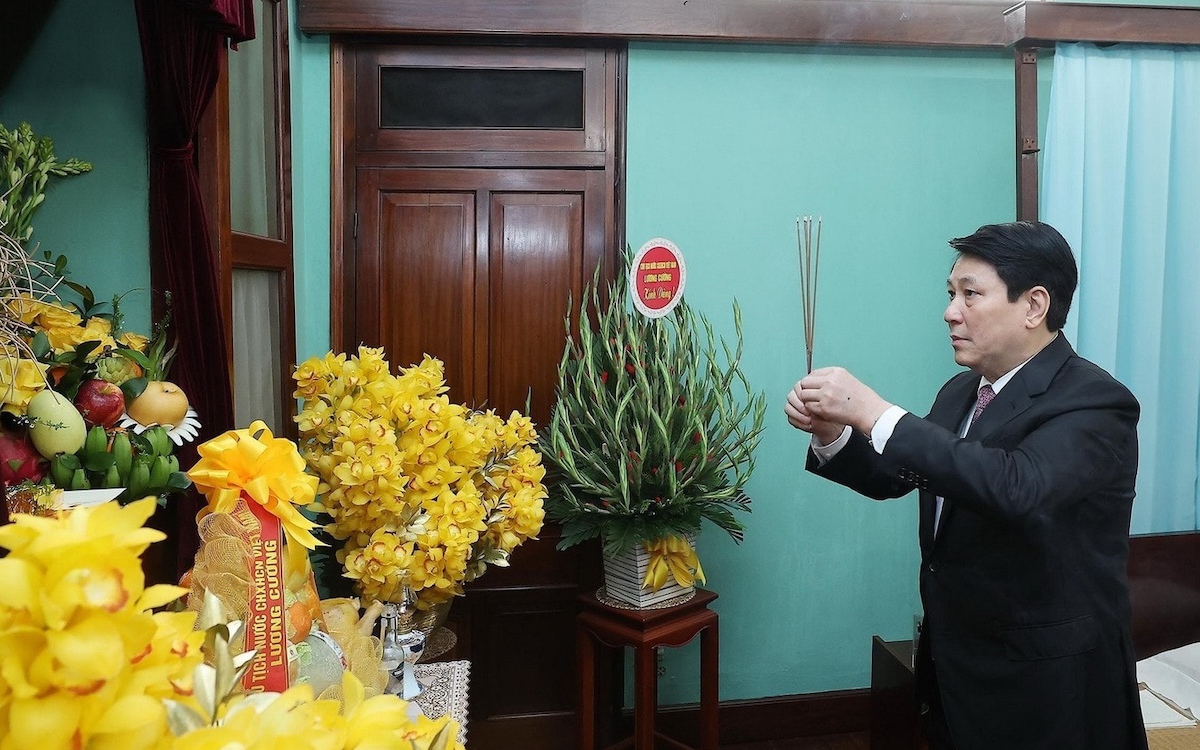 Chủ tịch nước Lương Cường dâng hương tưởng niệm Bác Hồ nhân dịp kỷ niệm 96 năm Ngày thành lập Đảng