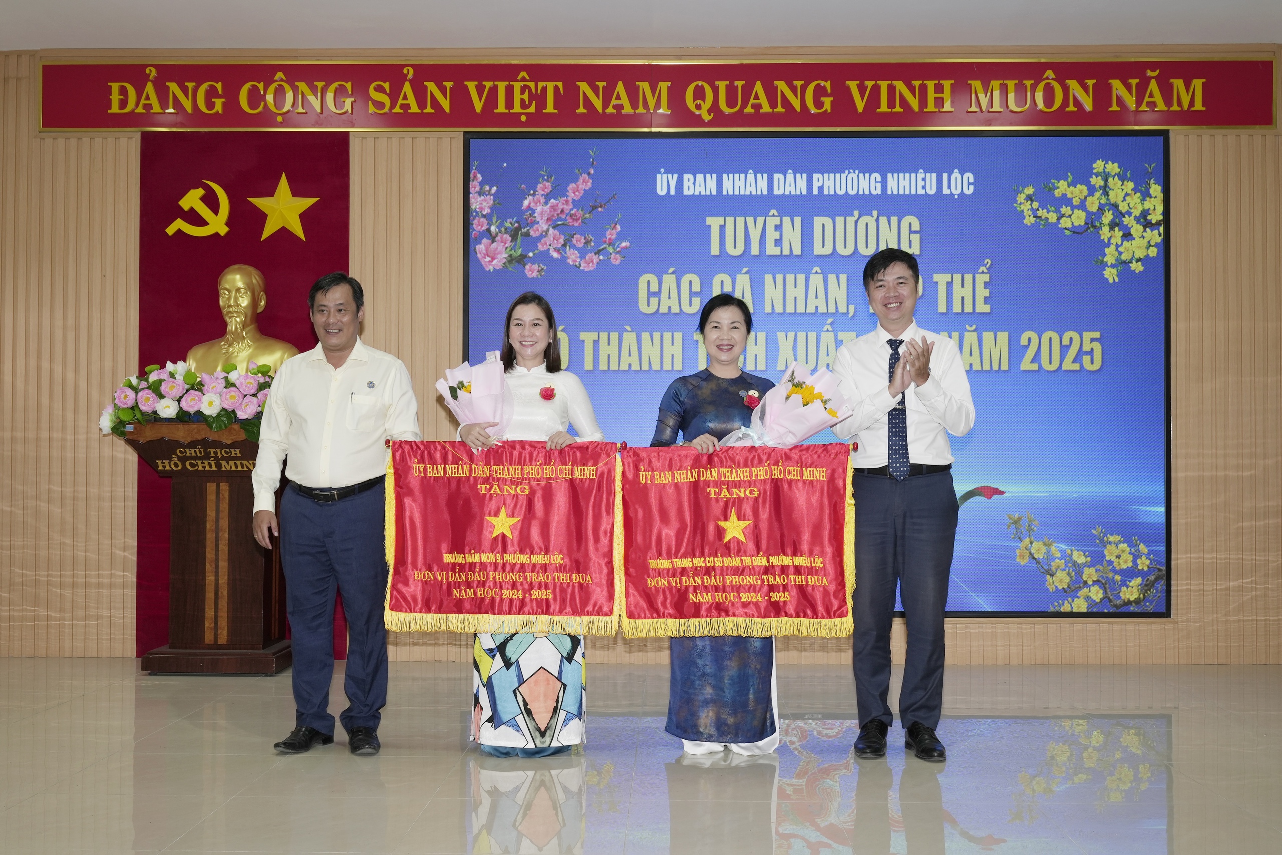 Bí thư phường Nhiêu Lộc và hai hiệu trưởng được bằng khen về xây dựng và phát triển TP.HCM - Ảnh 1.