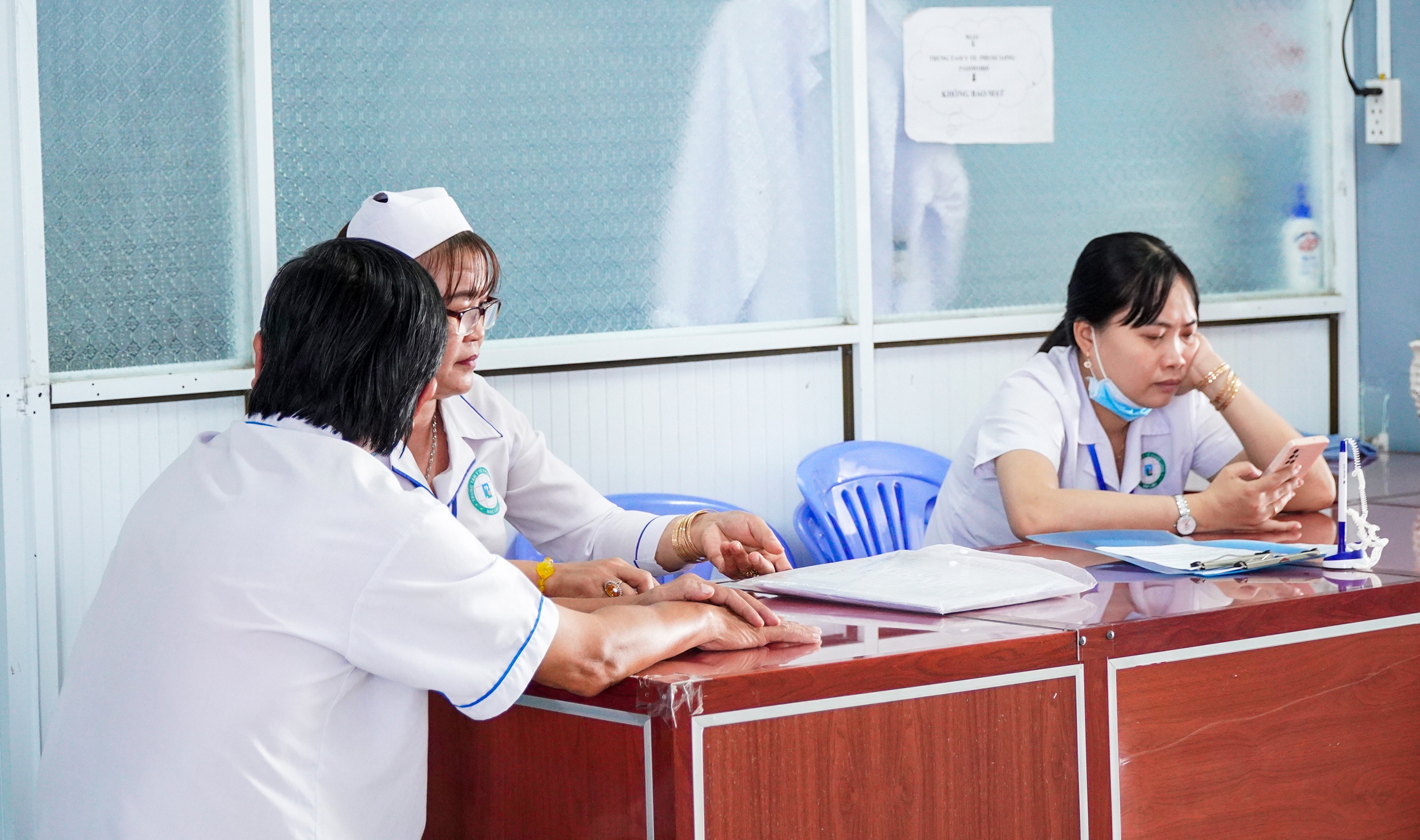 Cán bộ y tế Cà Mau nhận lương nợ trước Tết, vẫn còn nhiều khoản chưa thanh toán