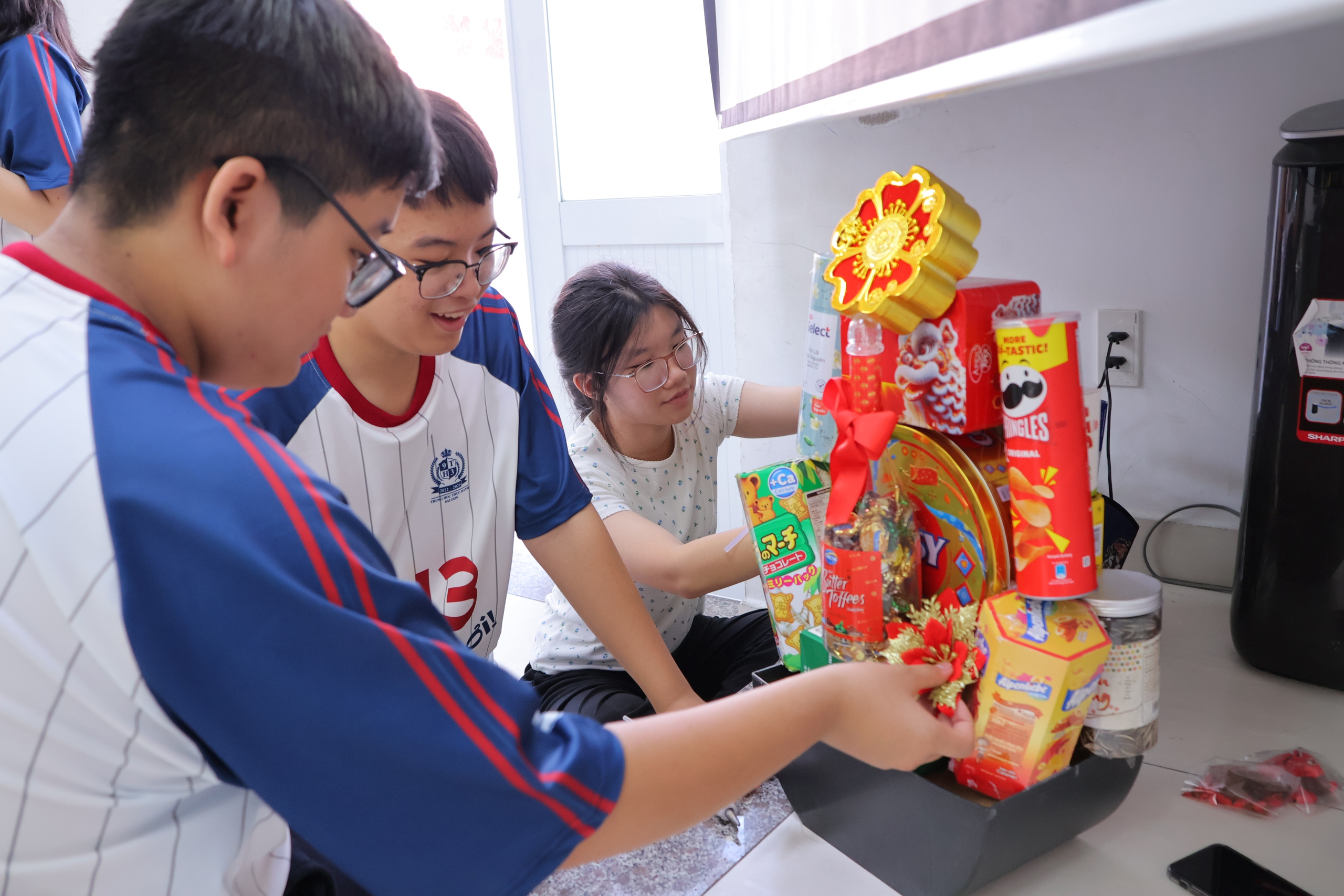 Học sinh Trường Trung học Thực hành Sài Gòn gói bánh chưng, gửi trọn yêu thương ngày Tết - Ảnh 10.