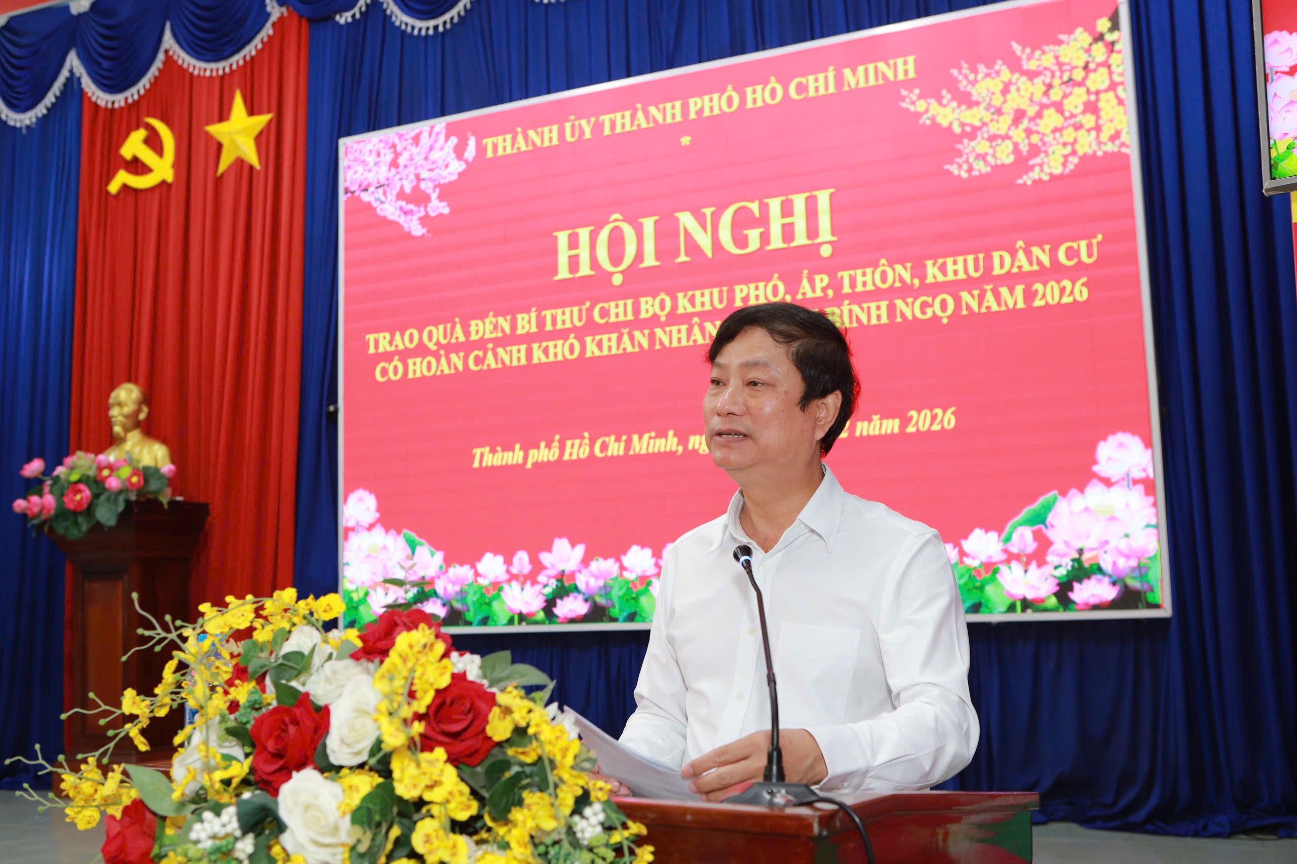 TP.HCM tặng quà Tết tới Bí thư chi bộ khu phố tại phường Bình Dương - Ảnh 1. bí thư chi bộ - Ảnh 1.