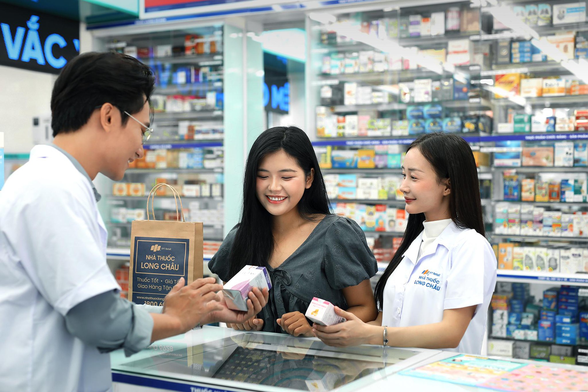 Hệ thống nhà thuốc Long Châu bảo đảm đầy đủ thuốc và ổn định giá, phục vụ Tết Nguyên đán 2026 - Ảnh 2.