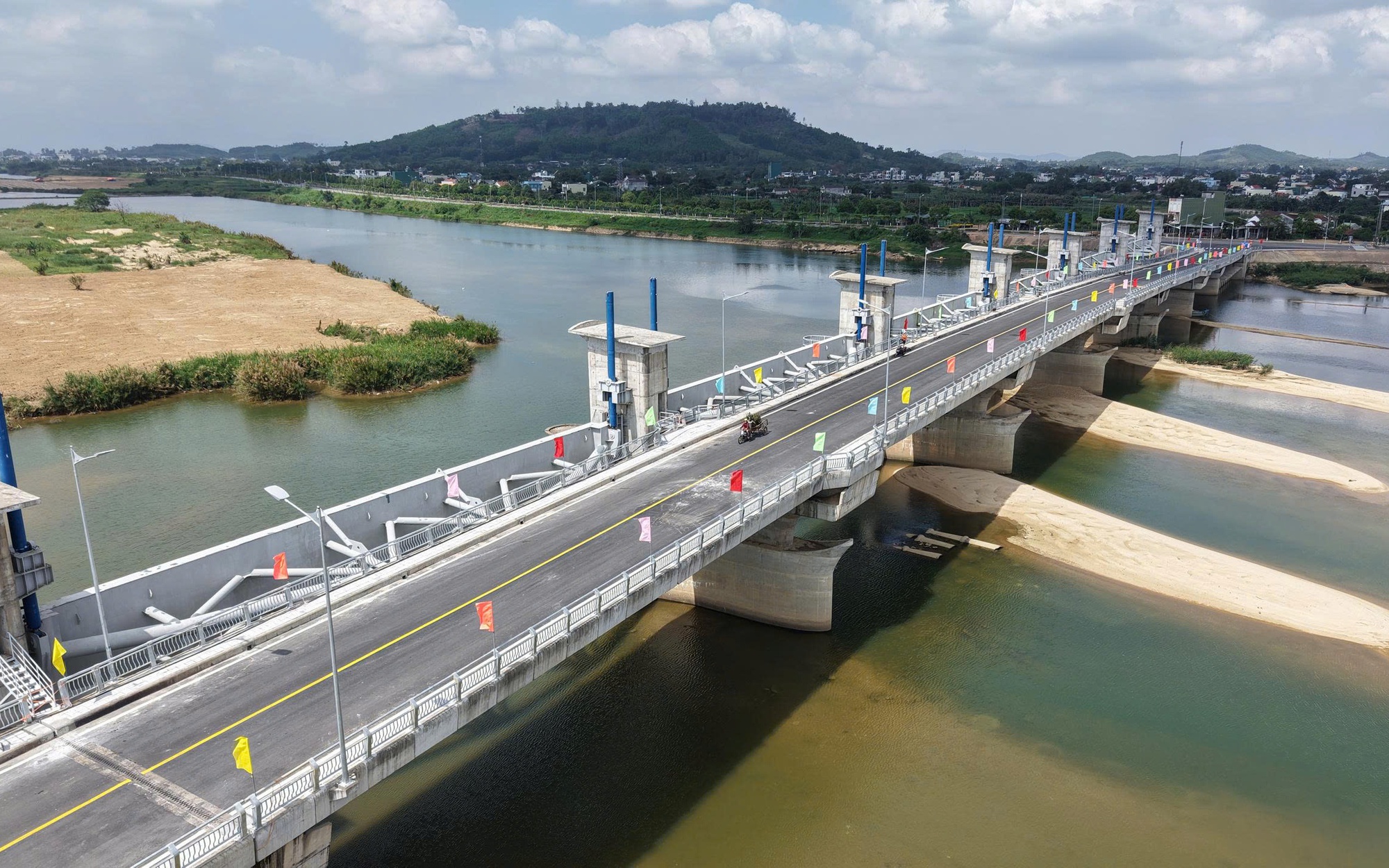 Cầu đập dâng hạ lưu sông Trà Khúc chính thức thông xe, phục vụ người dân dịp Tết