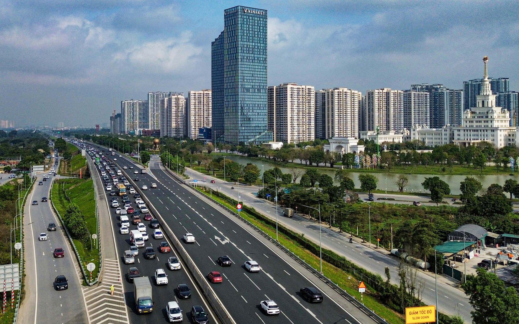Giao thông cao tốc Tết 2025: Lưu lượng xe tăng mạnh, một số điểm ùn tắc cục bộ