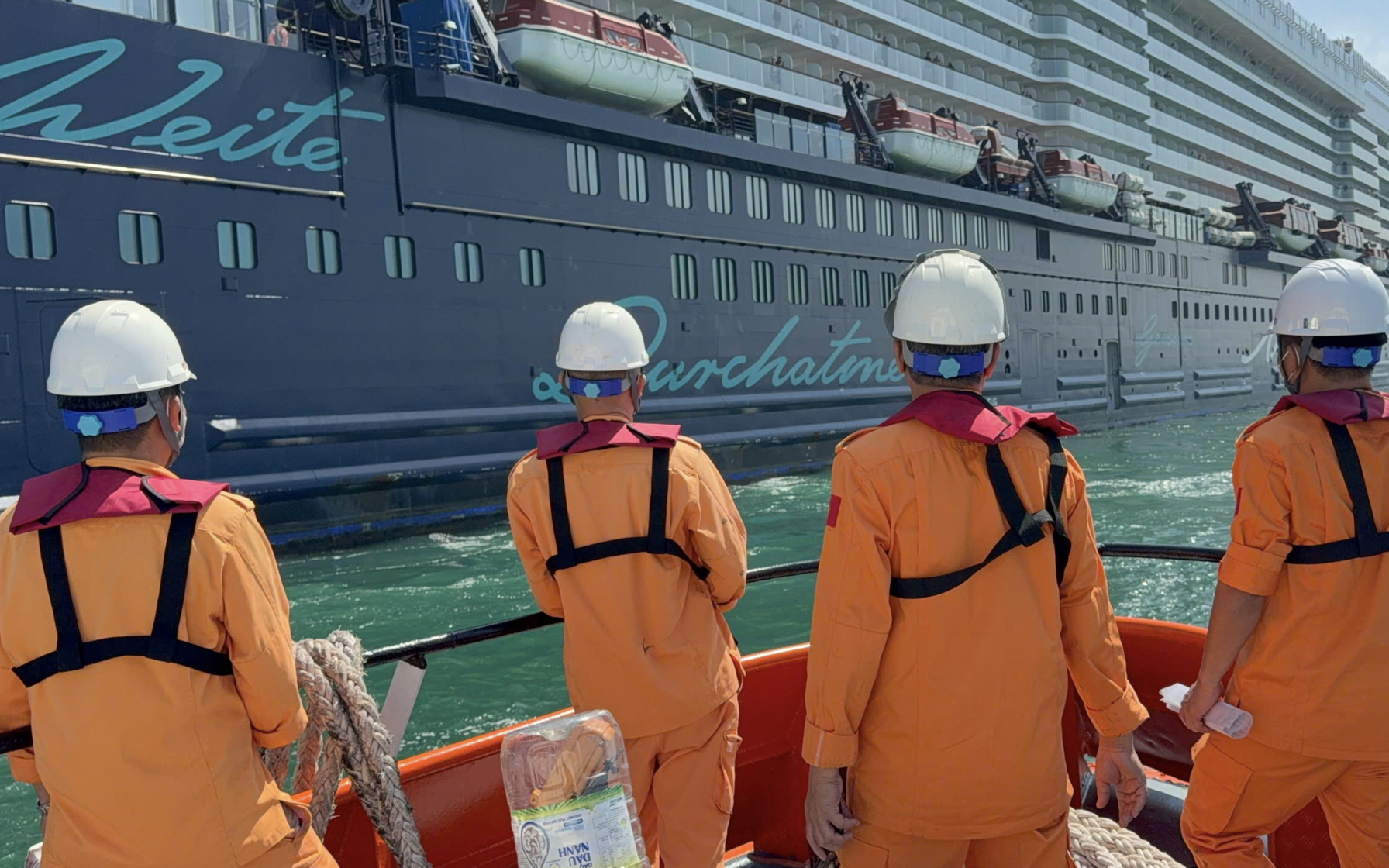 Injured S. Korean ship supervisor medically evacuated to Ho Chi Minh City - Ảnh 1.