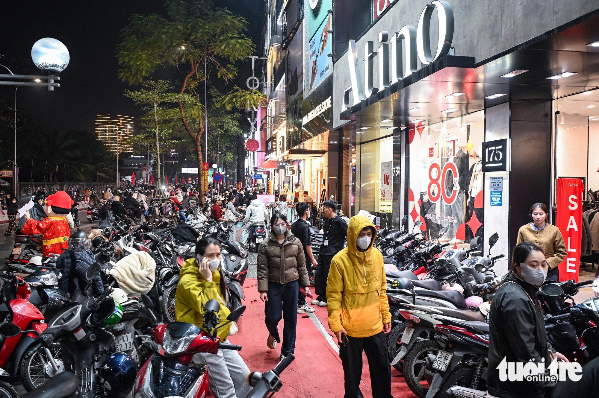Hanoi fashion streets packed with Tet shoppers- Ảnh 3. Hanoi fashion streets packed with Tet shoppers- Ảnh 3.