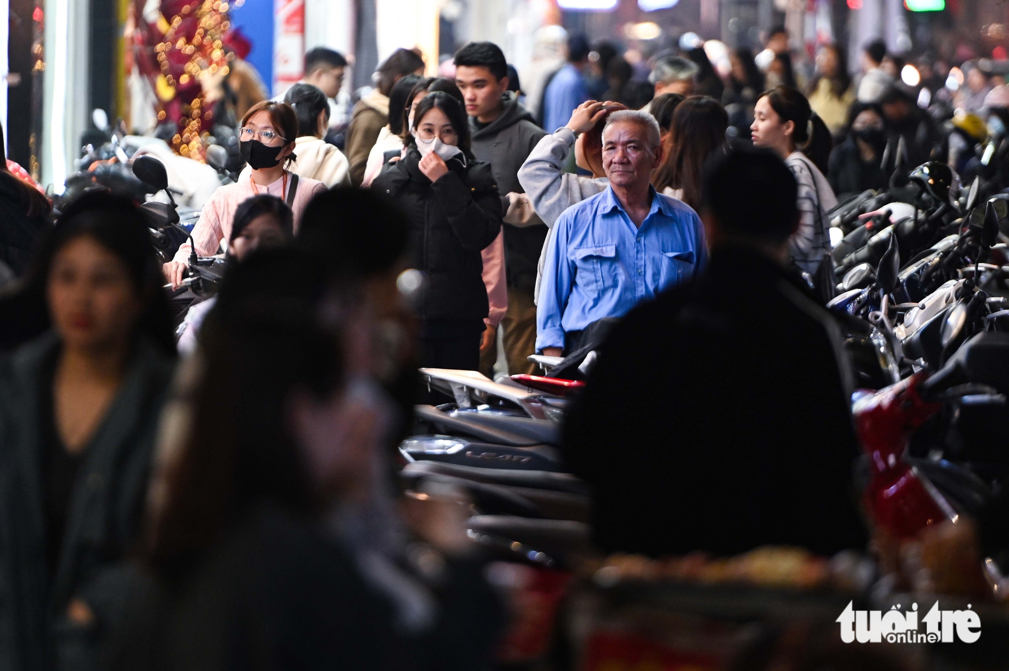 Hanoi fashion streets packed with Tet shoppers- Ảnh 8. Hanoi fashion streets packed with Tet shoppers- Ảnh 8.