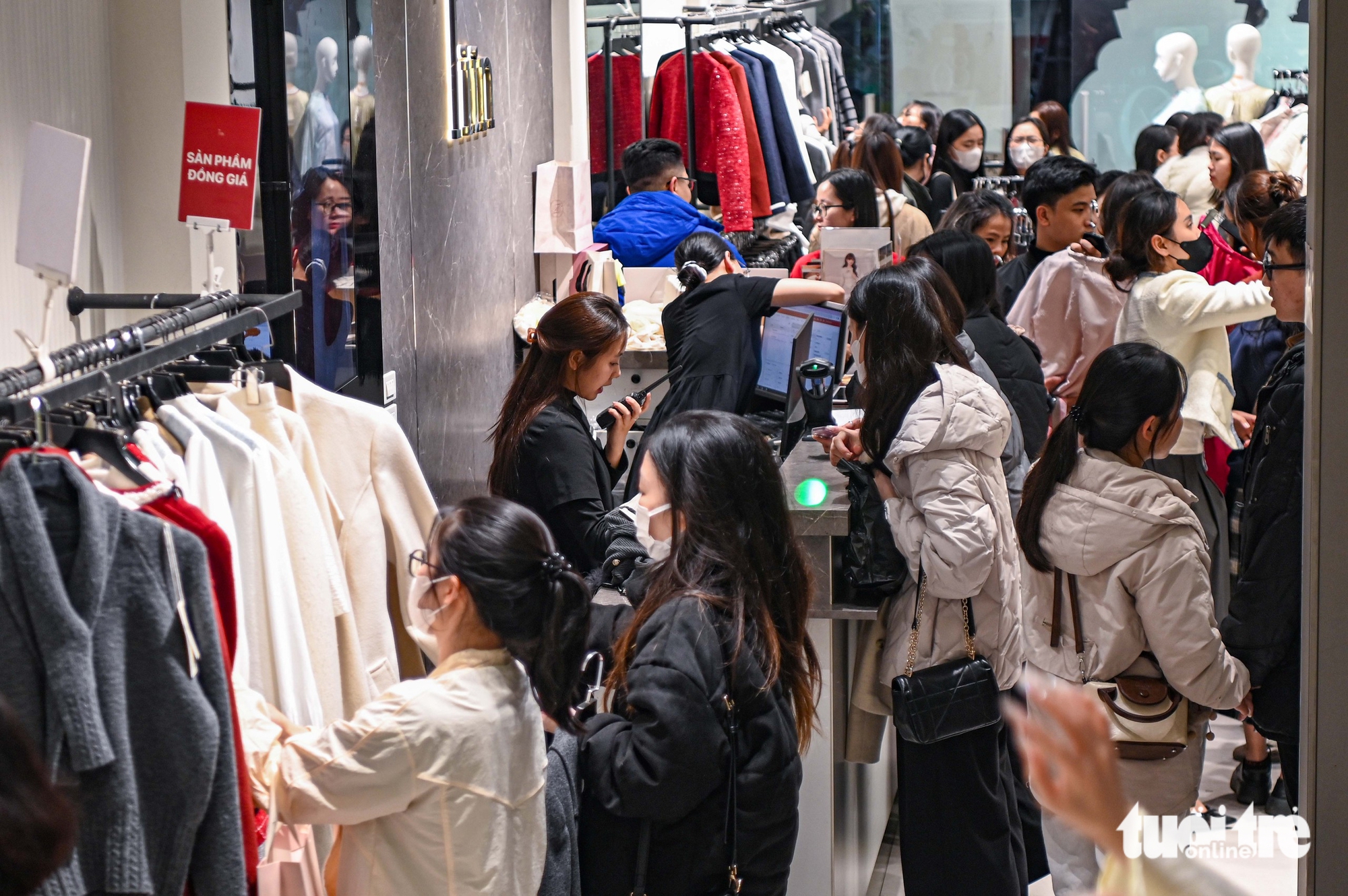 Hanoi fashion streets packed with Tet shoppers- Ảnh 10. Hanoi fashion streets packed with Tet shoppers- Ảnh 10.