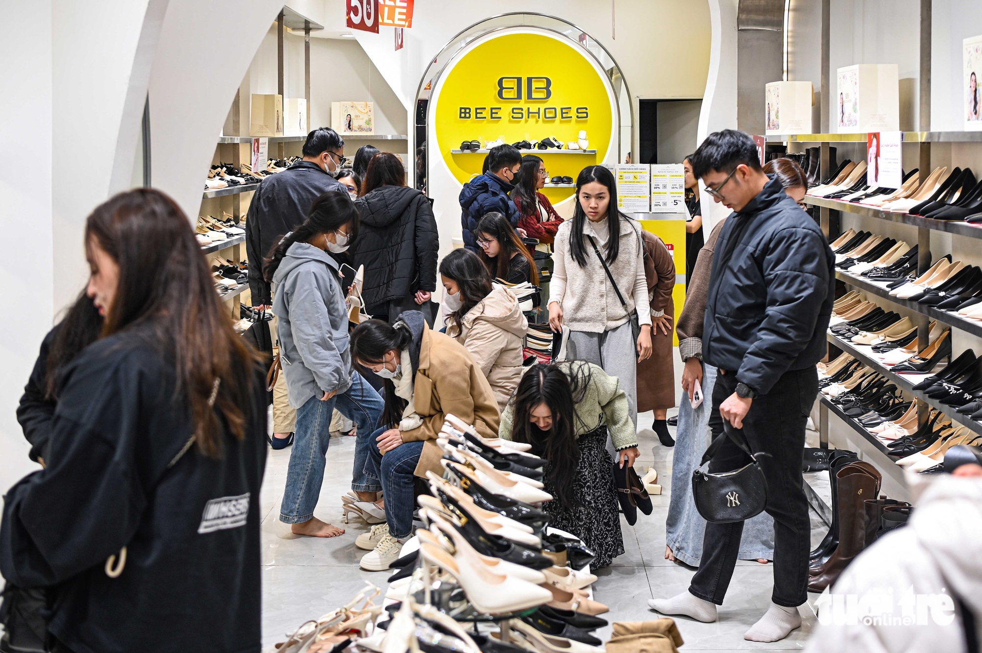 Hanoi fashion streets packed with Tet shoppers- Ảnh 5. Hanoi fashion streets packed with Tet shoppers- Ảnh 5.