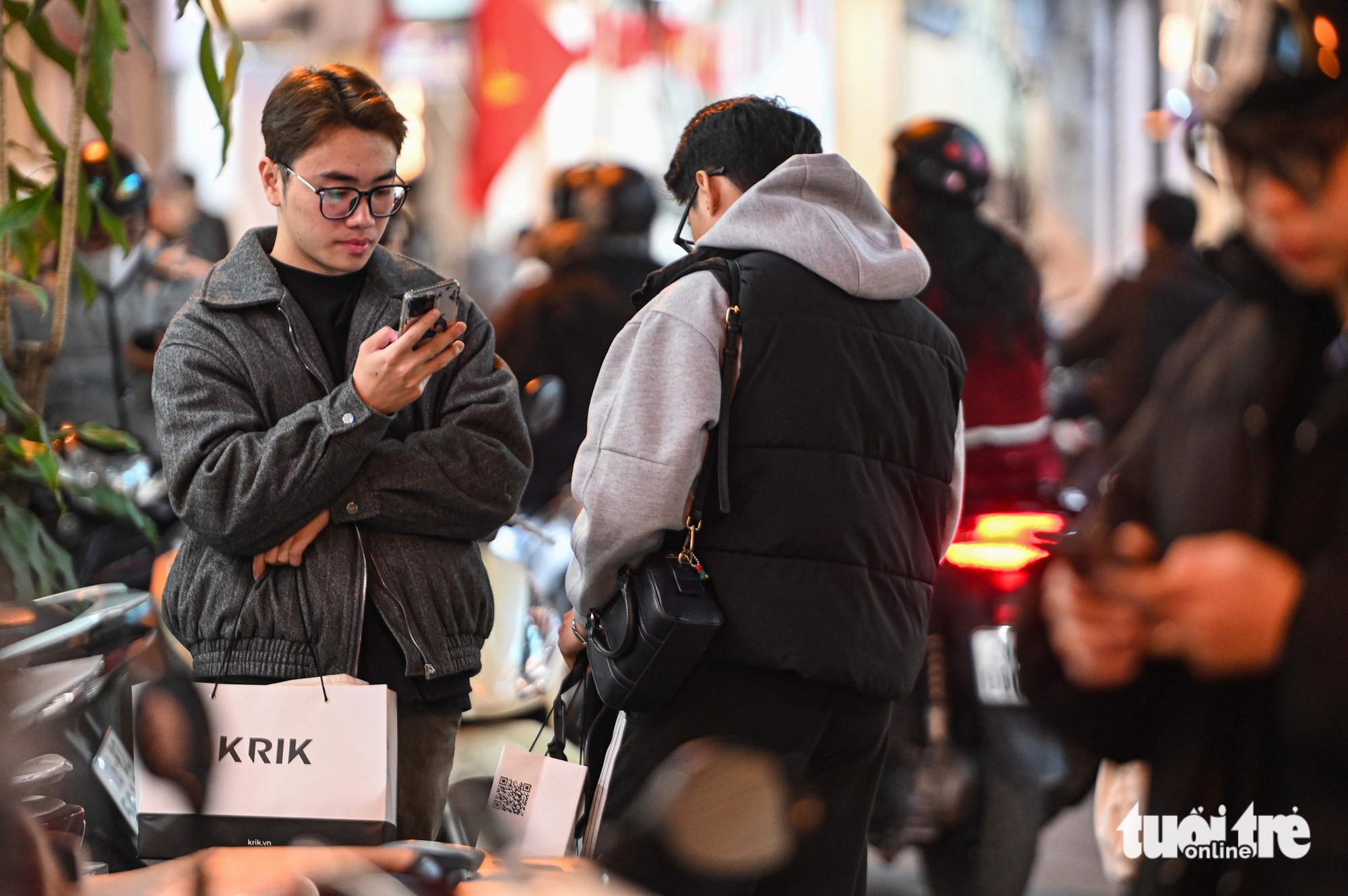 Hanoi fashion streets packed with Tet shoppers- Ảnh 14. Hanoi fashion streets packed with Tet shoppers- Ảnh 14.