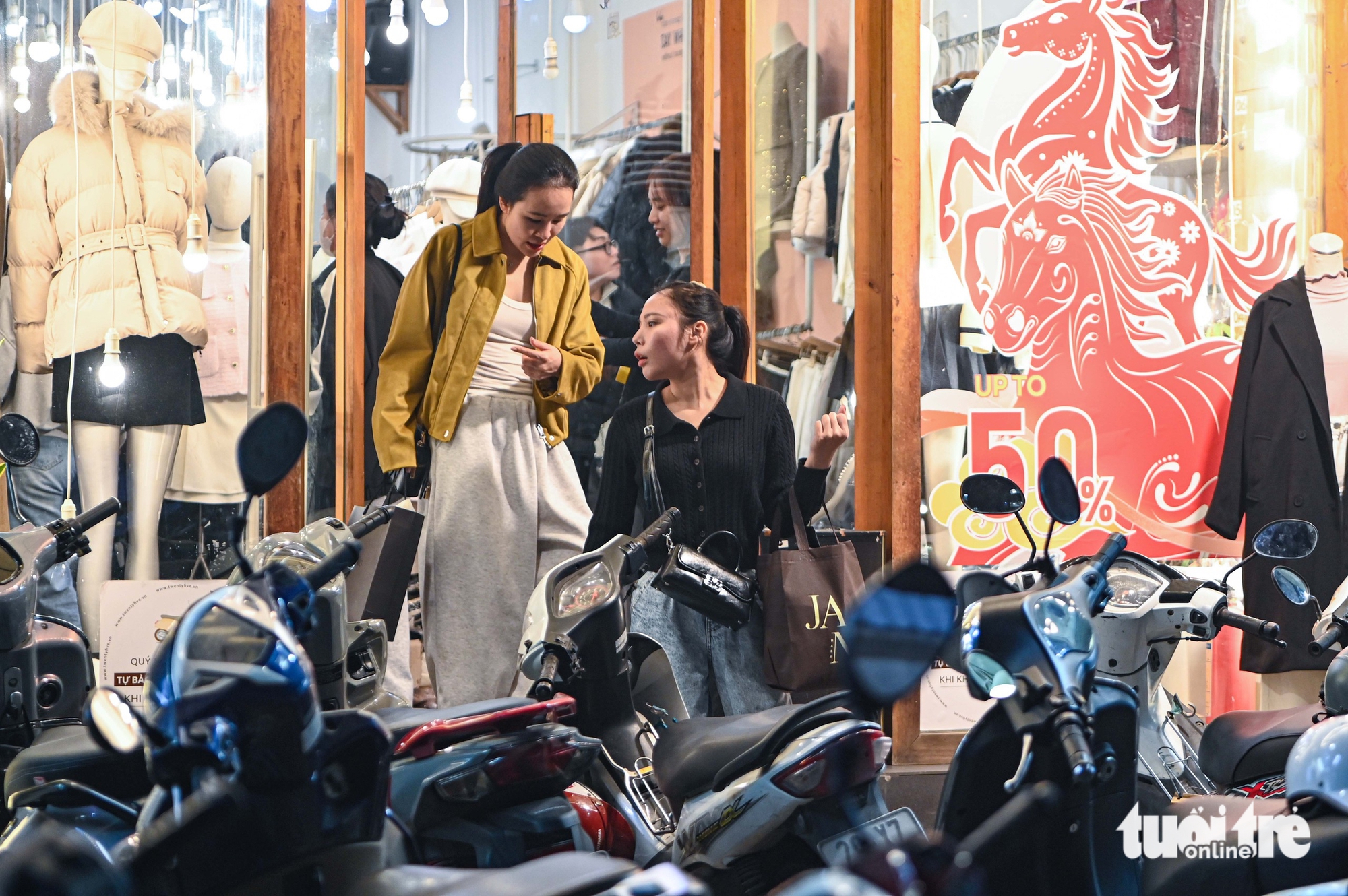 Hanoi fashion streets packed with Tet shoppers- Ảnh 15. Hanoi fashion streets packed with Tet shoppers- Ảnh 15.
