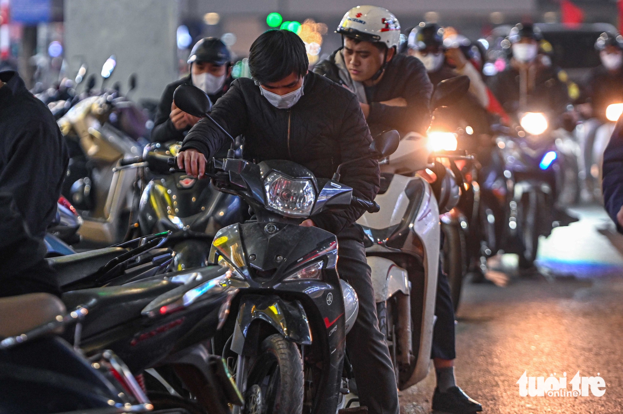 Hanoi fashion streets packed with Tet shoppers- Ảnh 21. Hanoi fashion streets packed with Tet shoppers- Ảnh 21.