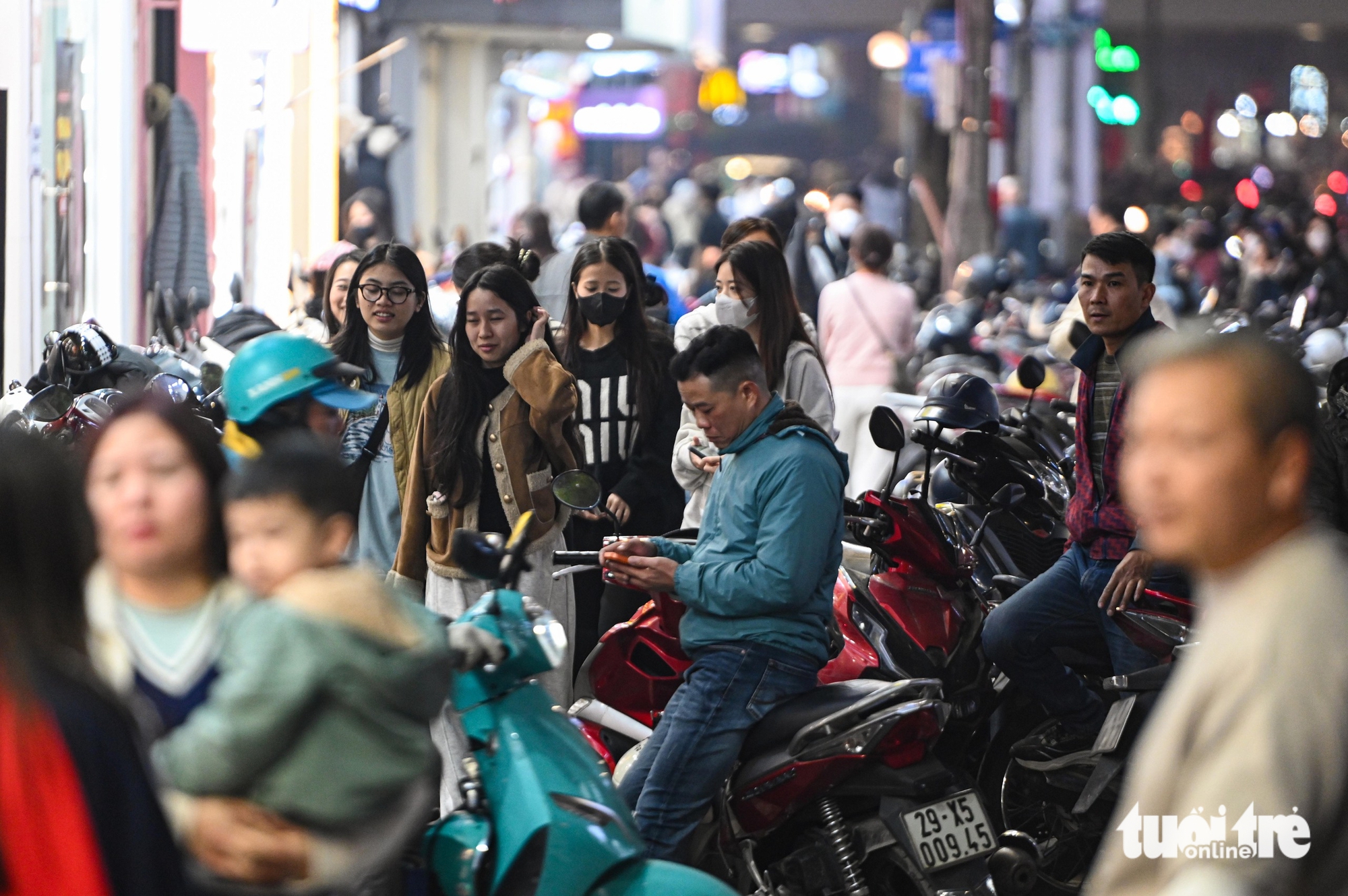 Hanoi fashion streets packed with Tet shoppers- Ảnh 22. Hanoi fashion streets packed with Tet shoppers- Ảnh 22.