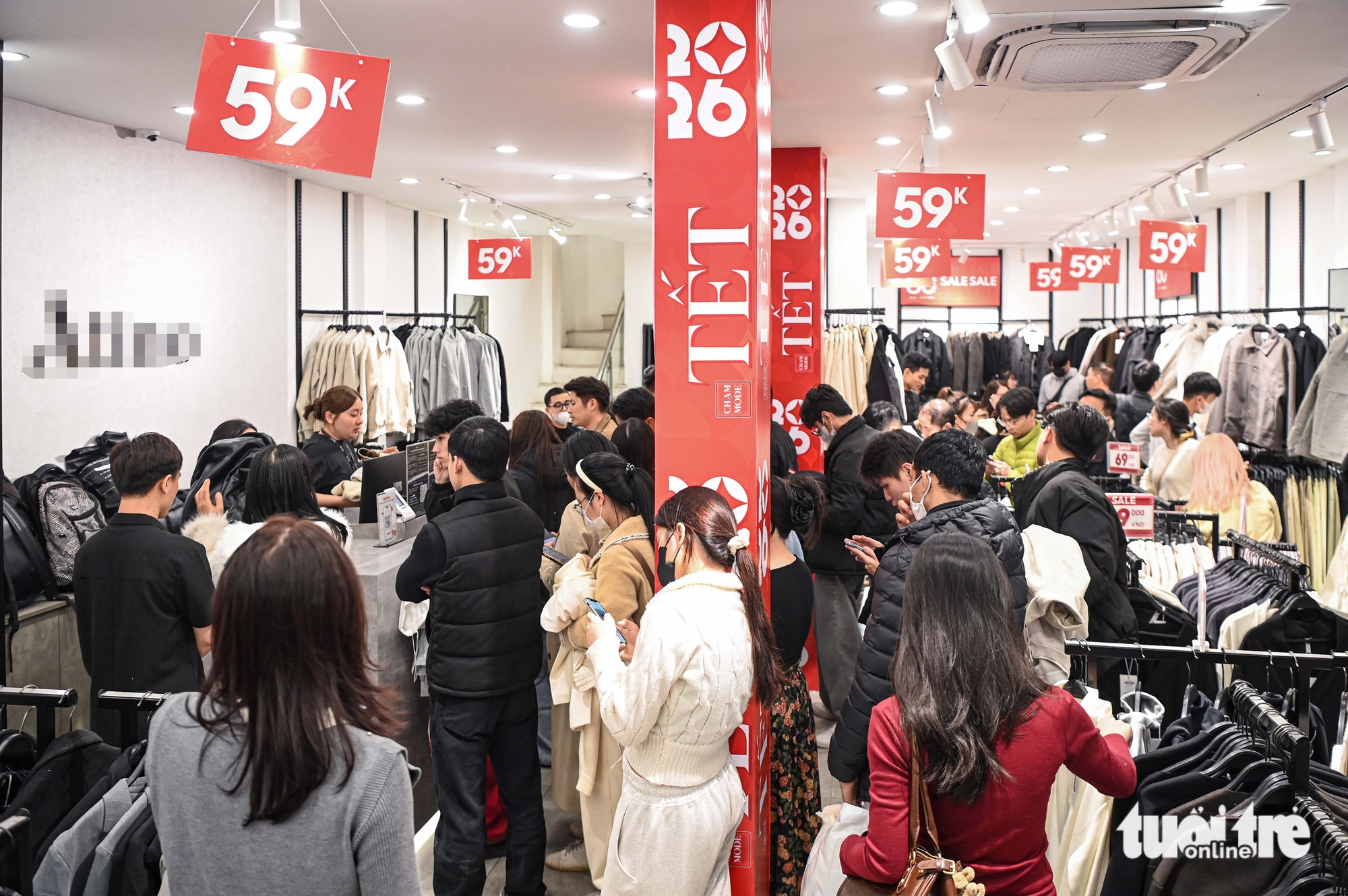 Hanoi fashion streets packed with Tet shoppers- Ảnh 16. Hanoi fashion streets packed with Tet shoppers- Ảnh 16.