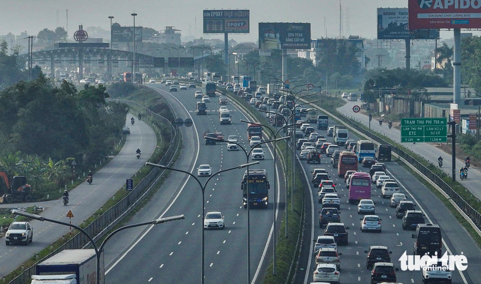 Xe cộ ùn ùn dồn về cửa ngõ Hà Nội sáng 27 tháng chạp, cửa ngõ phía đông kẹt cứng - Ảnh 9.