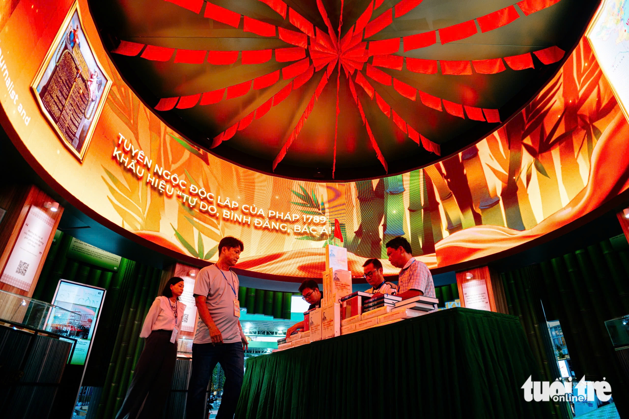  Đường sách Tết - Ảnh 2.