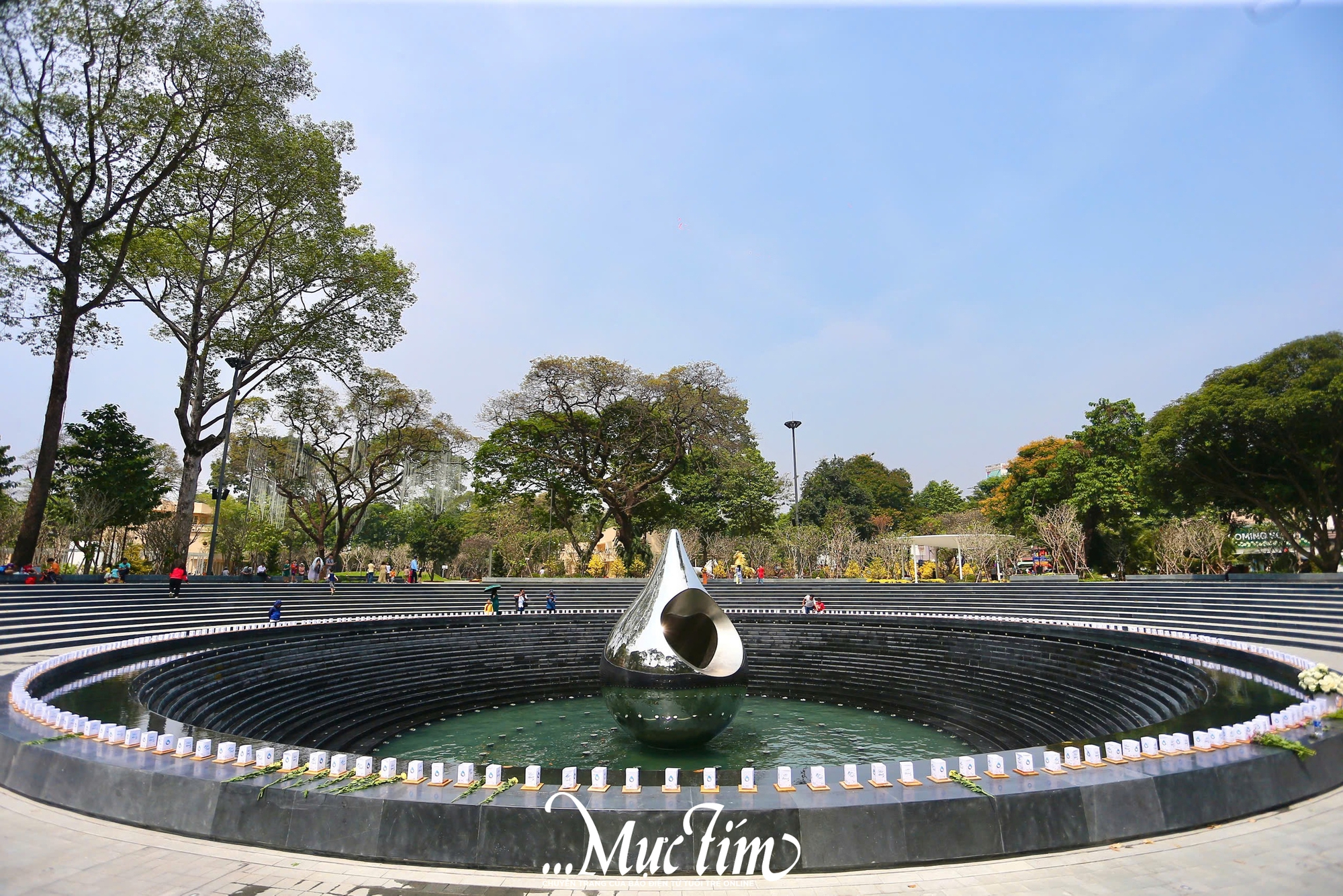 Bạn trẻ xúc động khi tham quan Công viên số 1 Lý Thái Tổ - Ảnh 1.