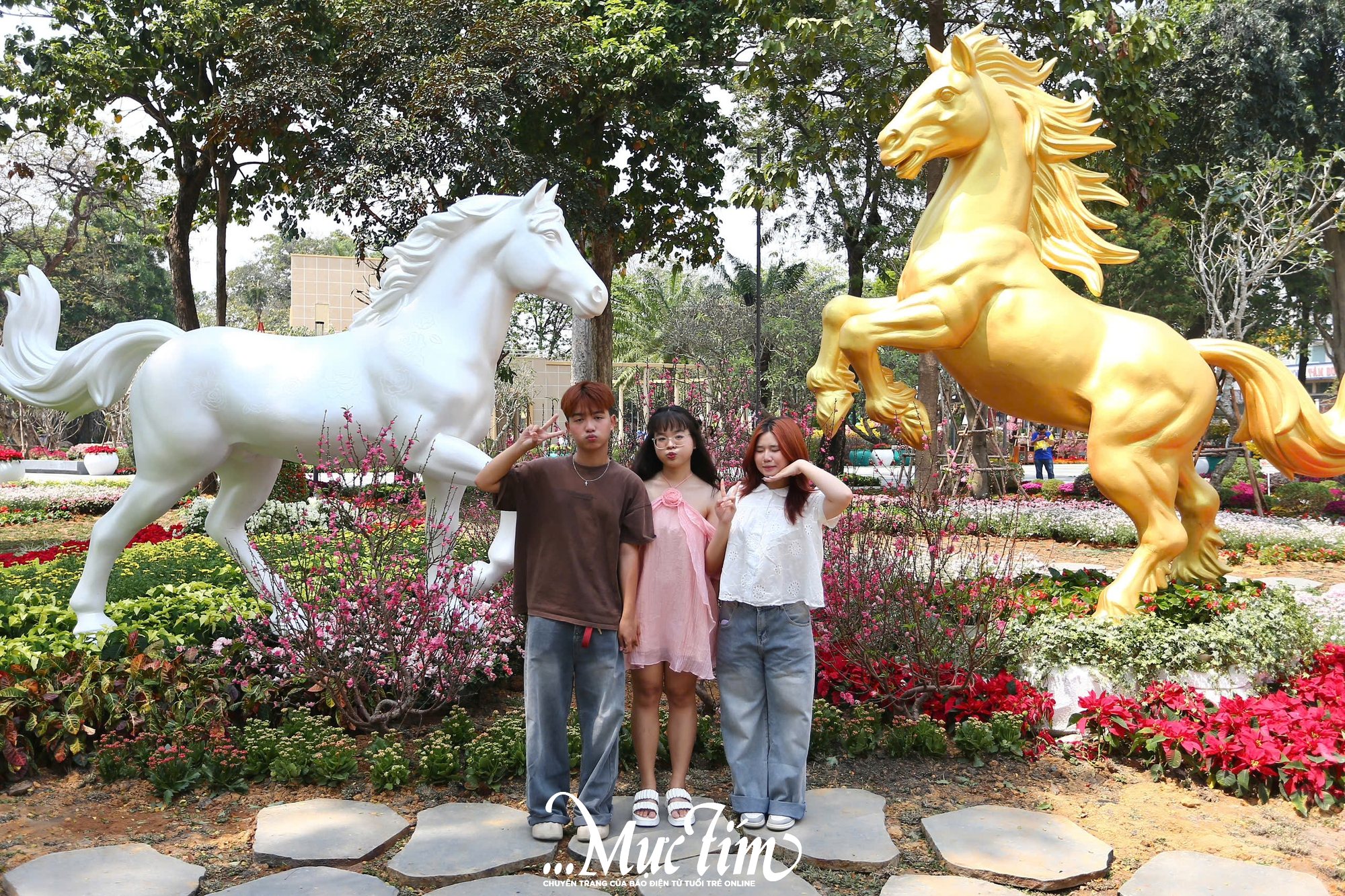 Bạn trẻ xúc động khi tham quan Công viên số 1 Lý Thái Tổ - Ảnh 2.