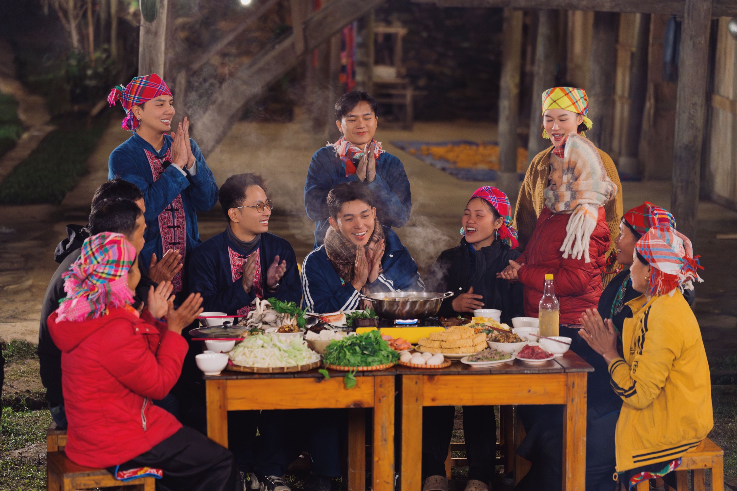 Anh Hà, chị Thông mặc áo dài gây sốt trong tập cuối Gia đình Haha - Ảnh 5. Anh Hà, chị Thông mặc áo dài 'hấp hôn' trong tập cuối Gia đình Haha - Ảnh 5.