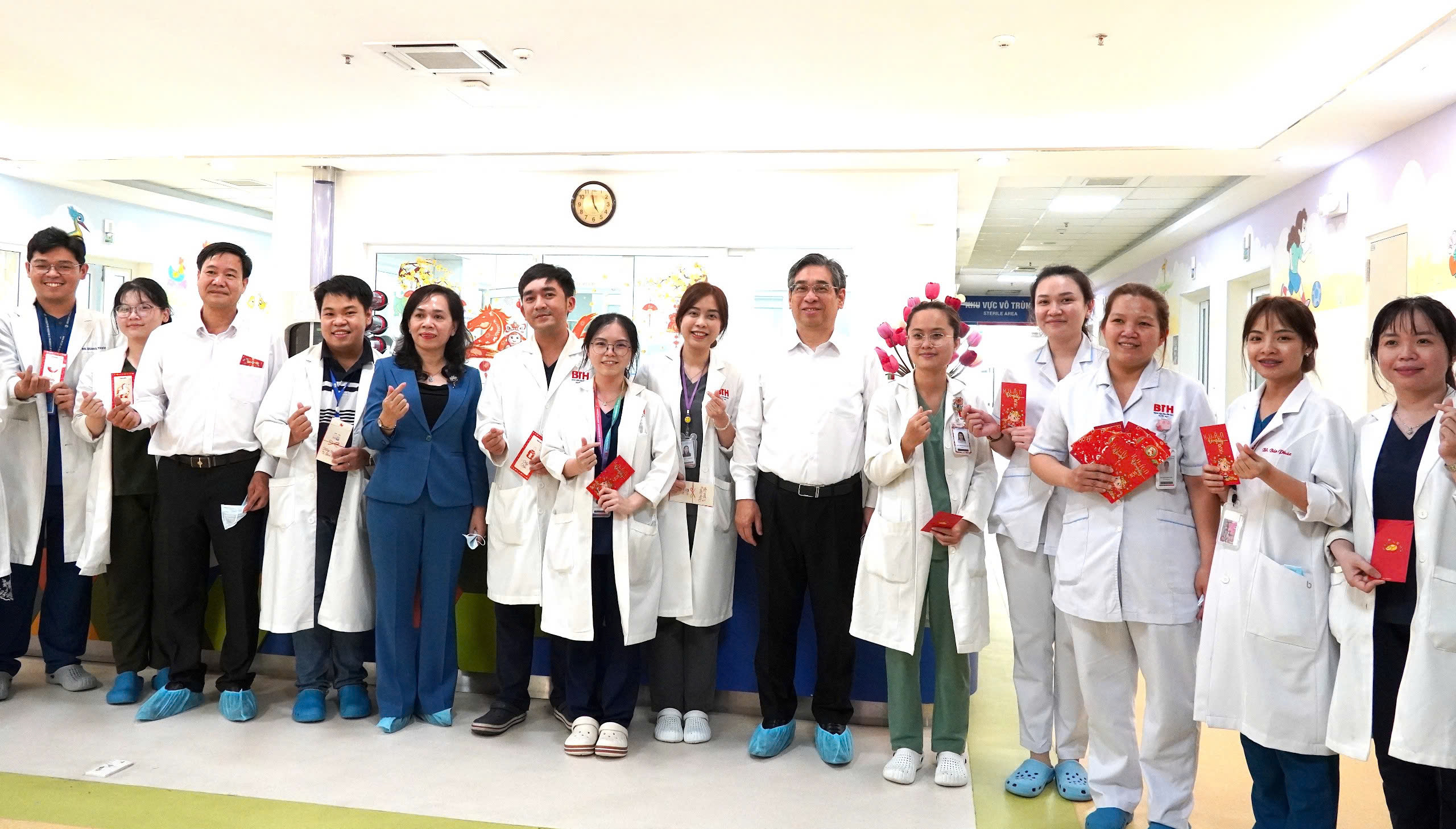 Phó bí thư Thành ủy Nguyễn Phước Lộc thăm, chúc Tết Bệnh viện Truyền máu Huyết học TP.HCM - Ảnh 1.