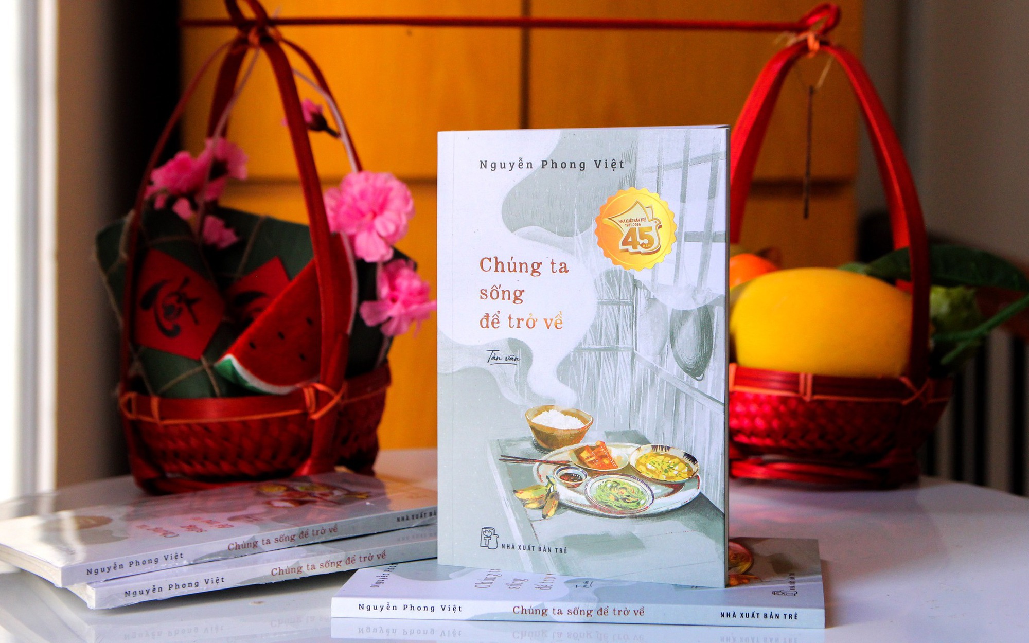 Nguyễn Phong Việt ra mắt 'Chúng ta sống để trở về', khám phá hành trình đi và về trong đời sống hiện đại