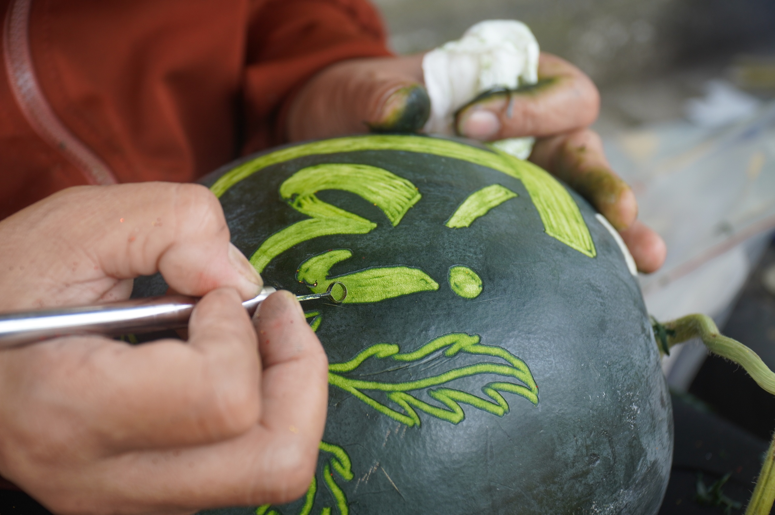 Khắc dưa hấu chưng Tết, kiếm 4 - 5 triệu đồng mỗi ngày - Ảnh 1.