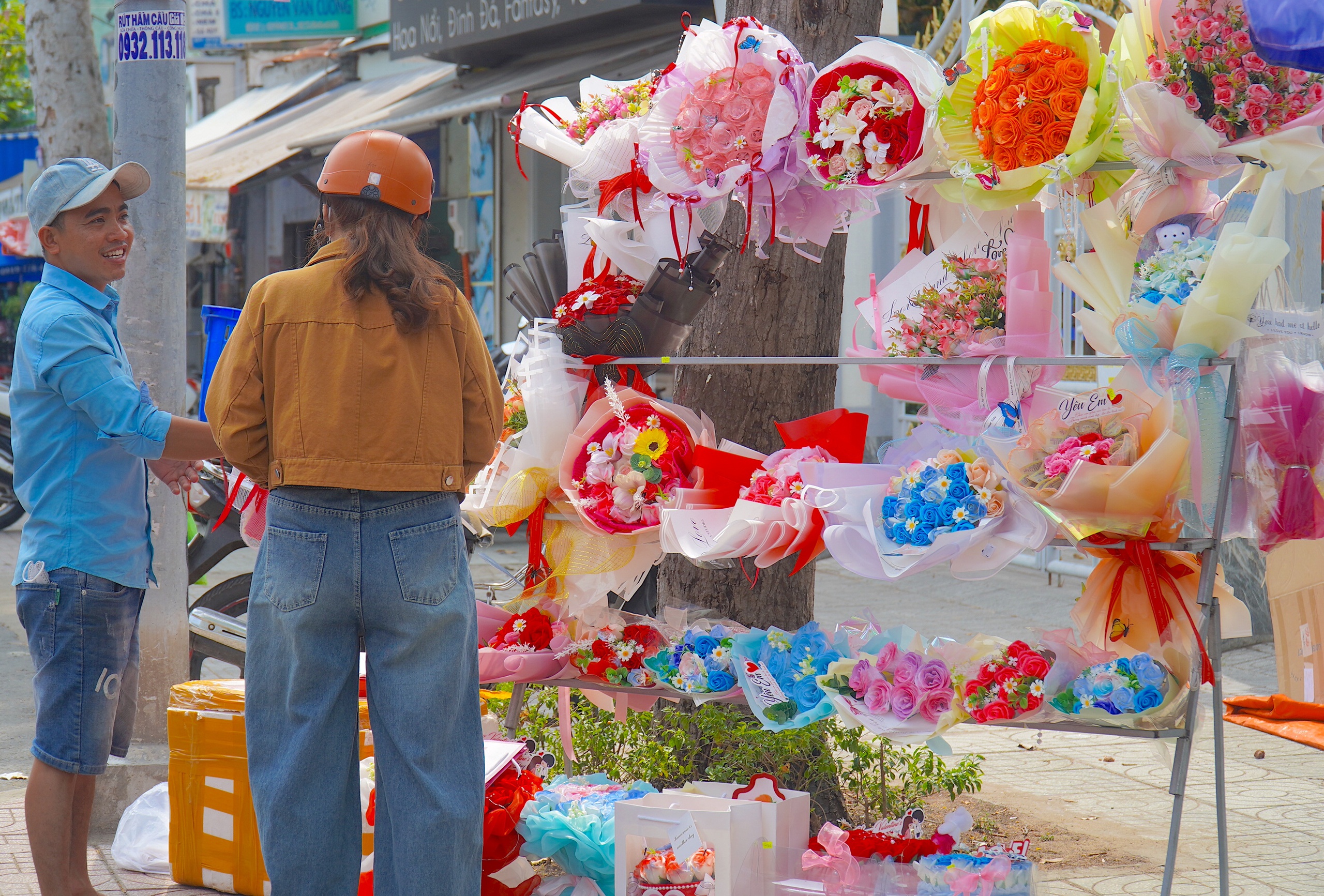 Hoa, quà Valentine tươi tắn nhưng người bán lại héo hon - Ảnh 4.