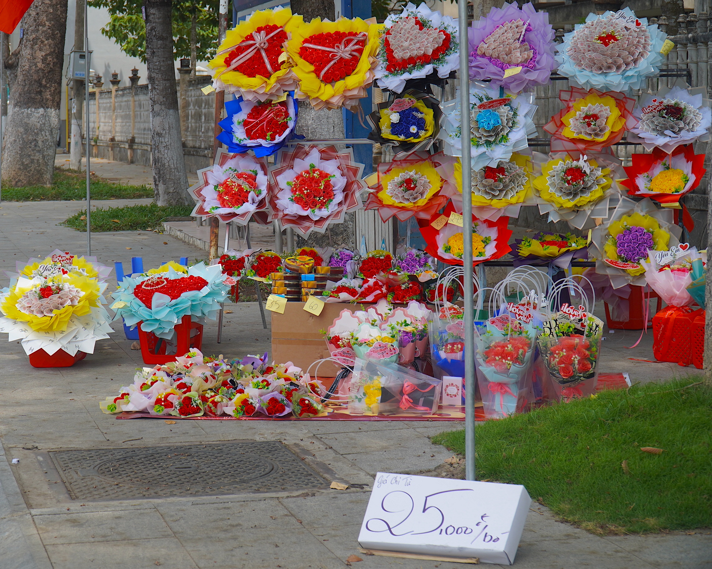 Hoa, quà Valentine tươi tắn nhưng người bán lại héo hon - Ảnh 1.