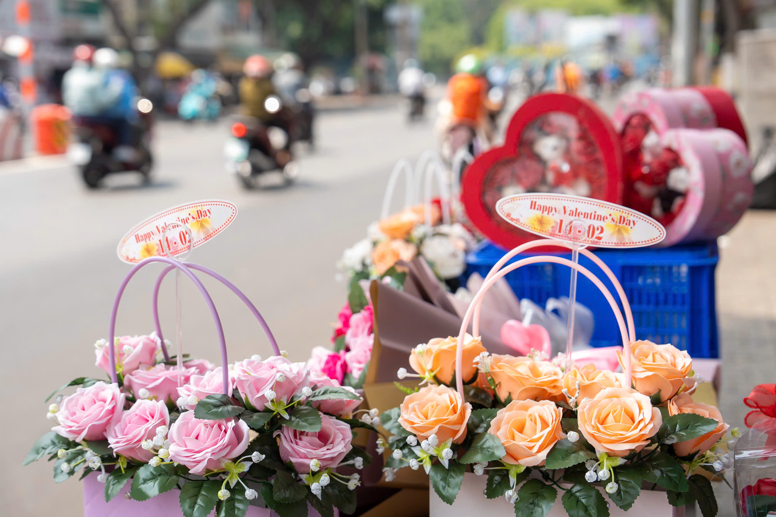 Valentine sát Tết, khách về quê đã nhiều, lại còn lo sắm Tết - Ảnh 4.