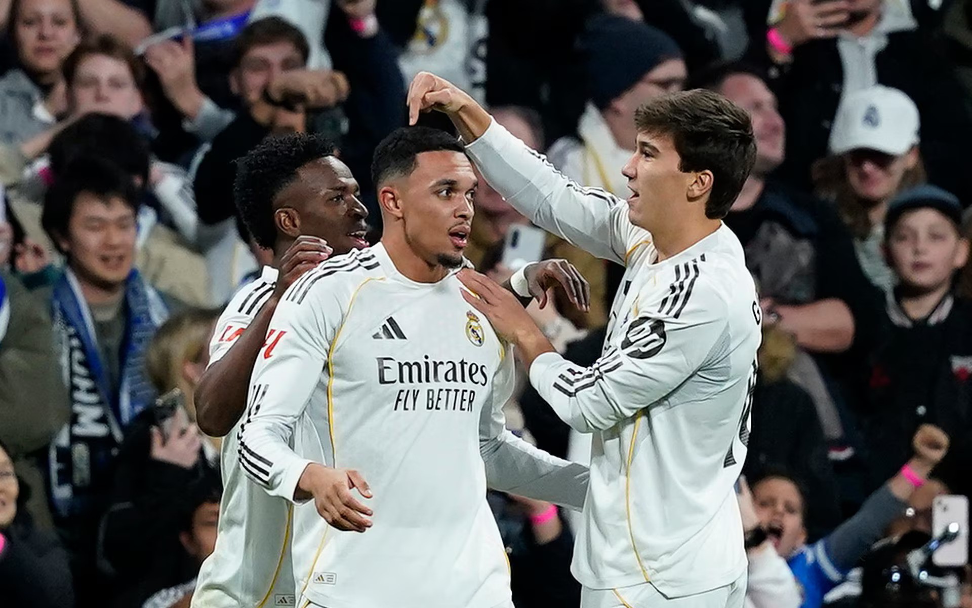 Vinicius tỏa sáng với cú đúp phạt đền, Real Madrid vươn lên ngôi đầu La Liga
