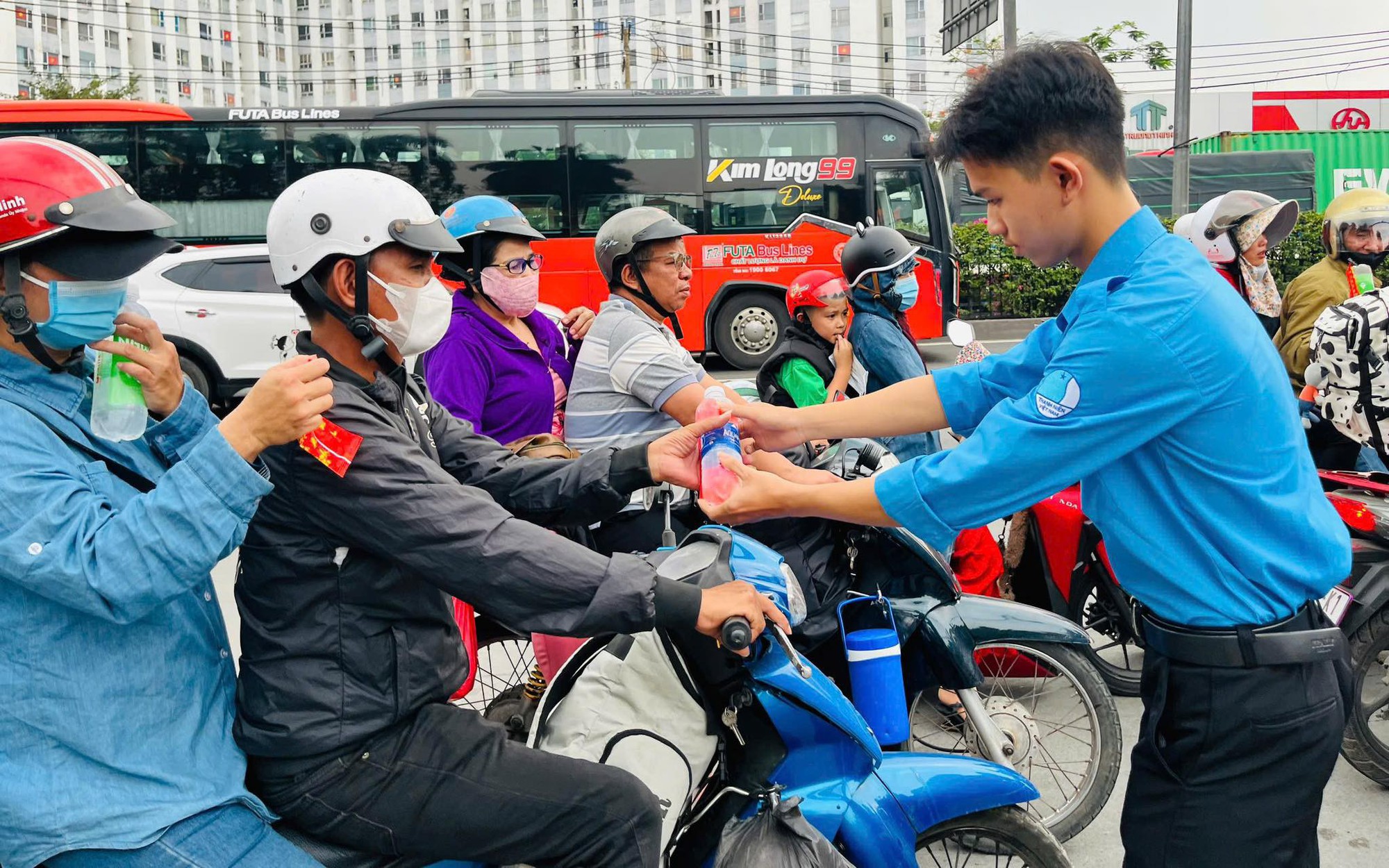 Xuân Tình Nguyện 2026: Hàng Ngàn Suất Quà Tiếp Sức Người Dân Về Quê Đón Tết