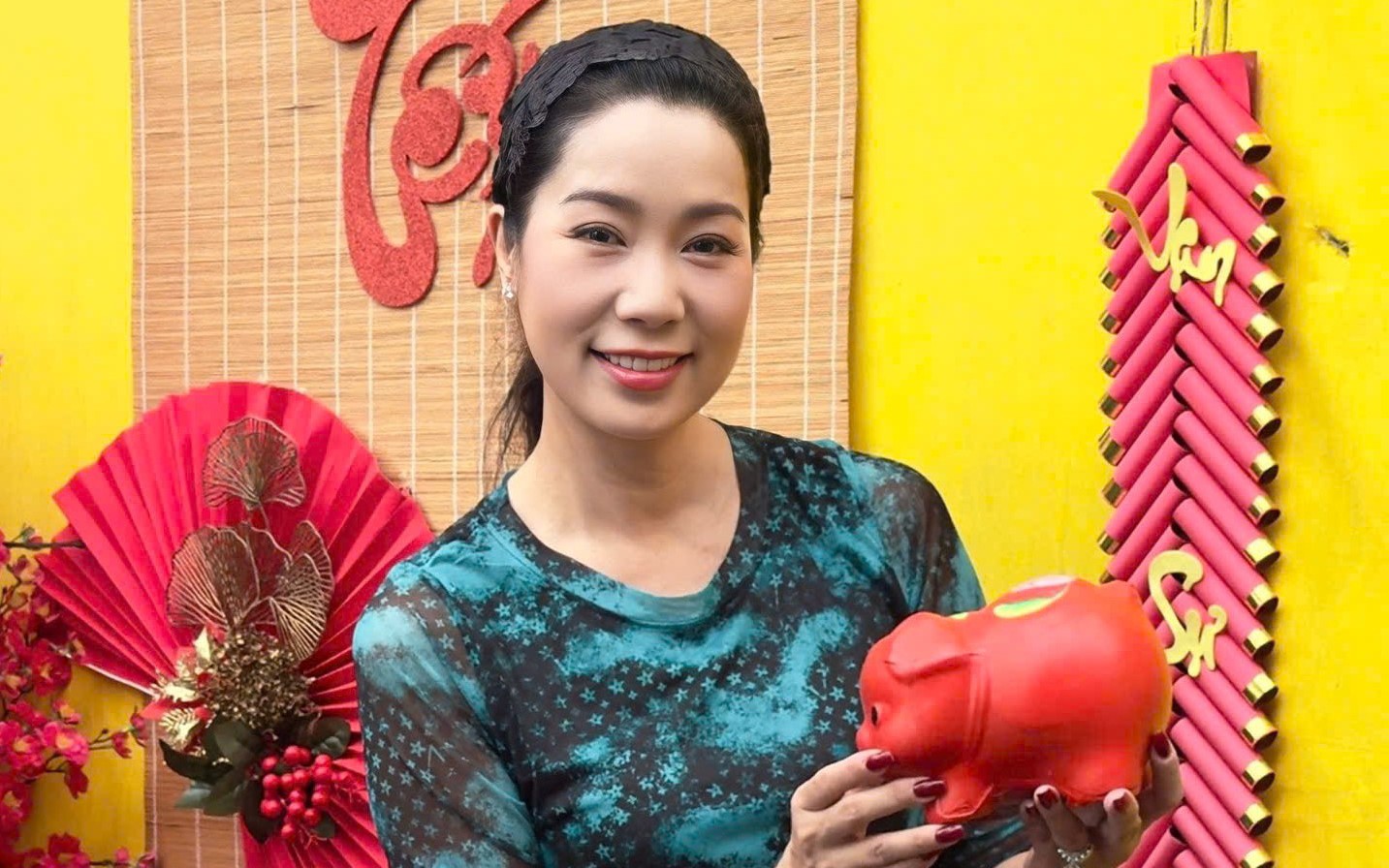 Trịnh Kim Chi tái hiện Tết xưa với tiểu cảnh quầy tạp hóa và nấu bánh chưng