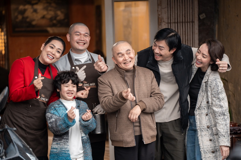 Bộ ba Bắc Bling tung sản phẩm mới, phim Mùi phở đãi khán giả ăn phở ngay trong rạp - Ảnh 2.