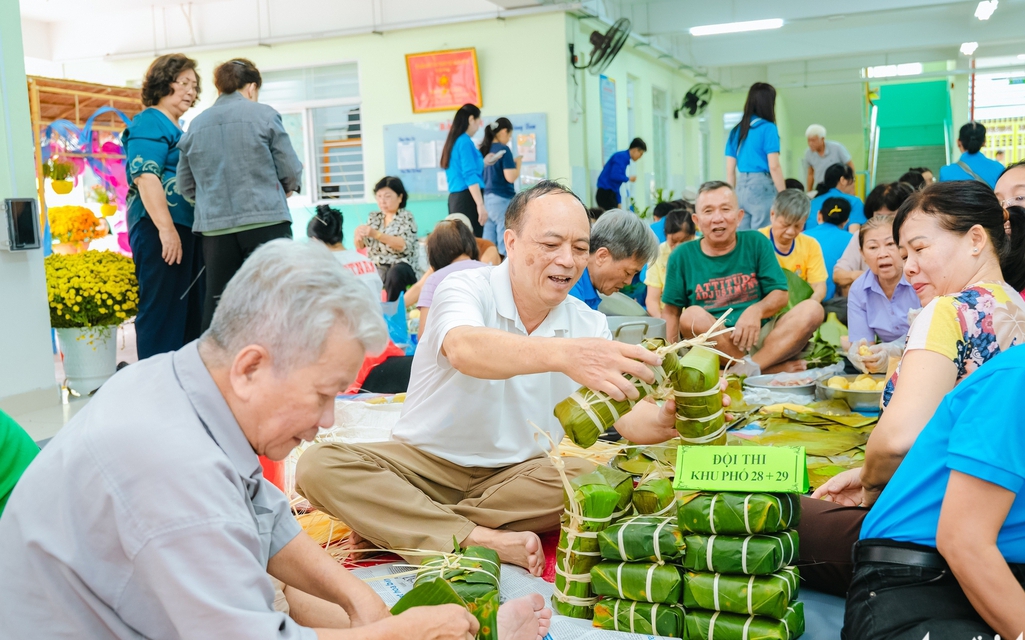 Hương Tết ấm áp lan tỏa khắp hẻm nhỏ Sài Gòn: Bánh chưng, bánh tét trao tặng người khó khăn