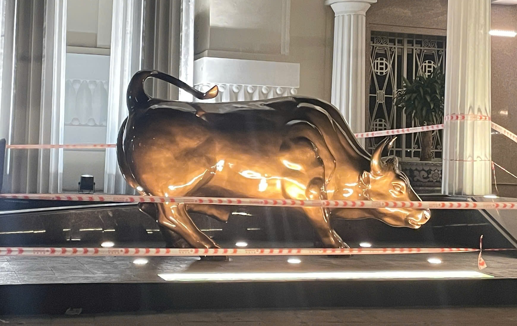 'Bò tấn công' xuất hiện trước HoSE: Biểu tượng mới cho kỳ vọng chứng khoán Việt - Ảnh 1.