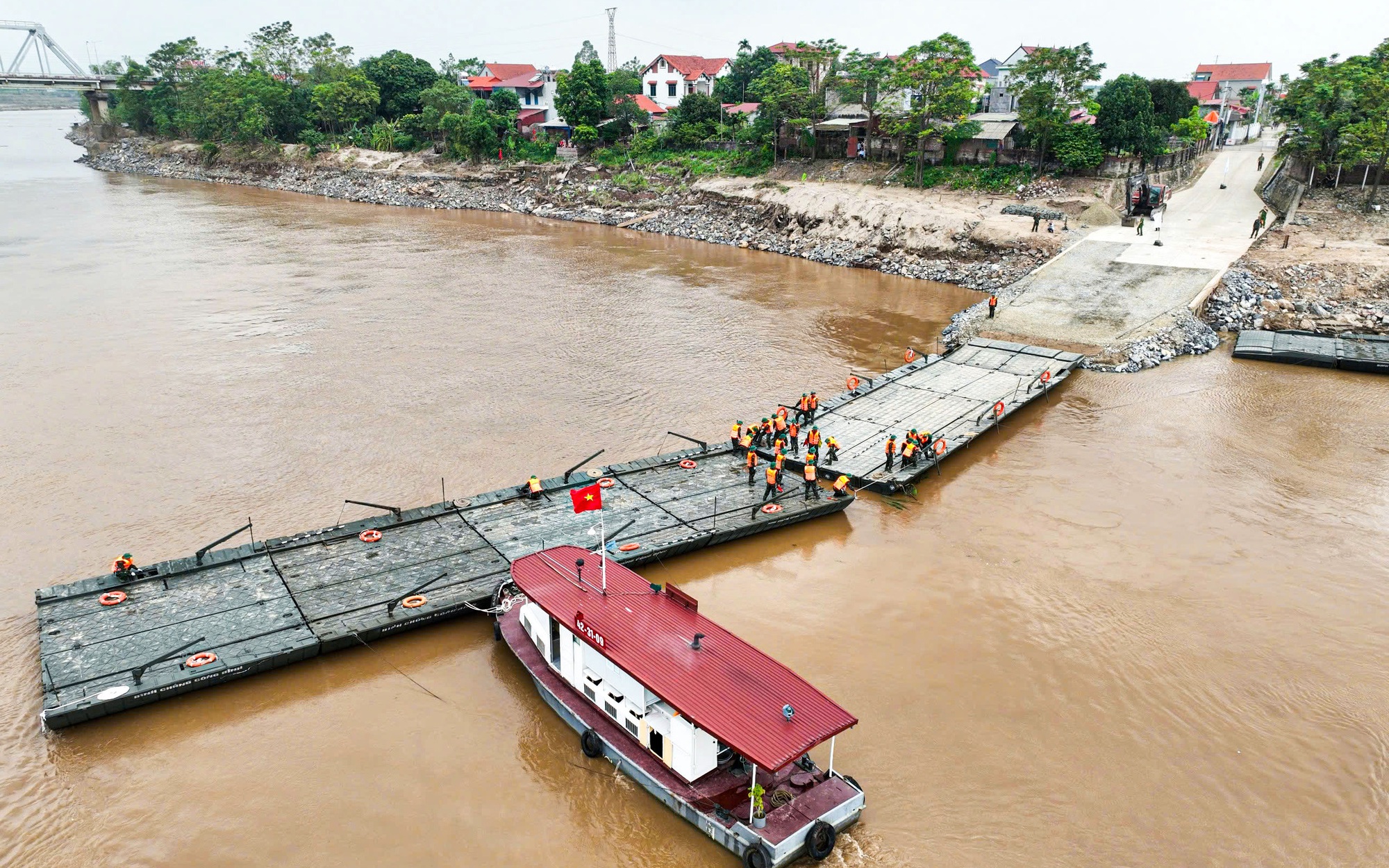 Lực Lượng Quân Đội Khẩn Trương Bắc Cầu Phao Qua Sông Lô Trước Tết