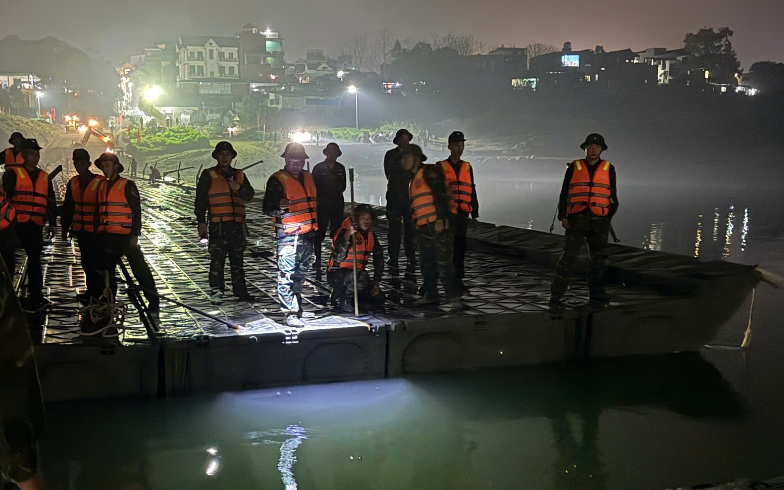 Bộ đội Công binh hoàn thành lắp cầu phao sông Lô trong ngày, phục vụ nhân dân đi lại