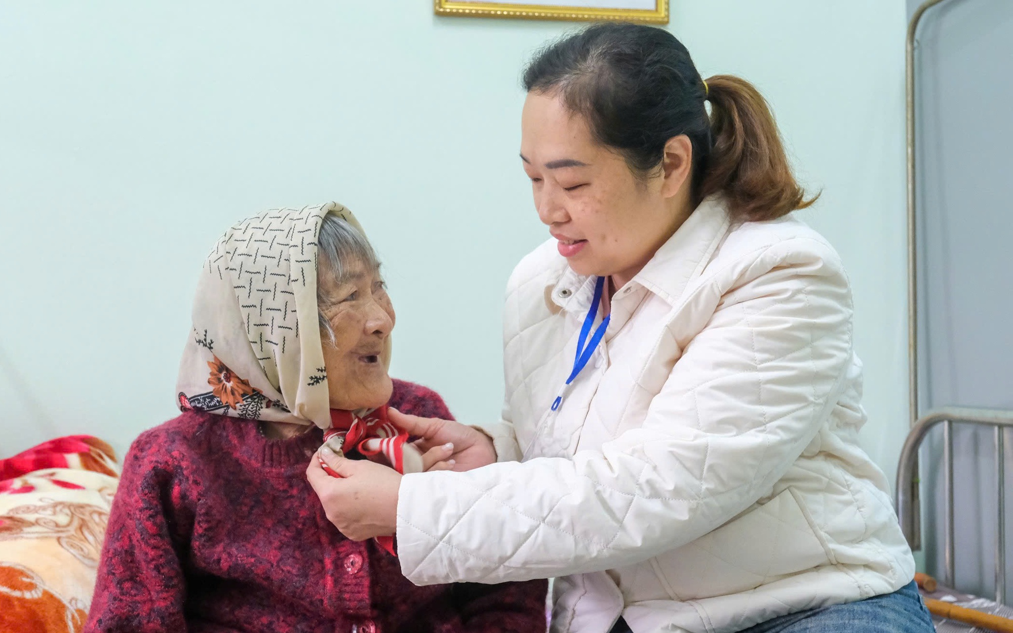 Cụ bà 98 tuổi hát kháng chiến khi nhận giấy mừng thọ tại cơ sở bảo trợ Bắc Ninh
