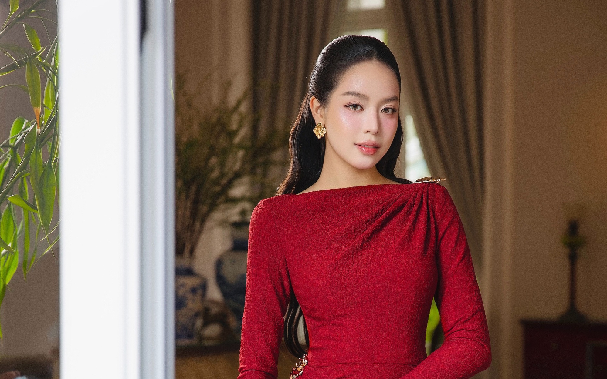 Hoa hậu Thanh Thủy diện đầm ngựa cách điệu, nhà thiết kế Lê Thanh Hòa chia sẻ bí quyết mặc đẹp Tết 2026
