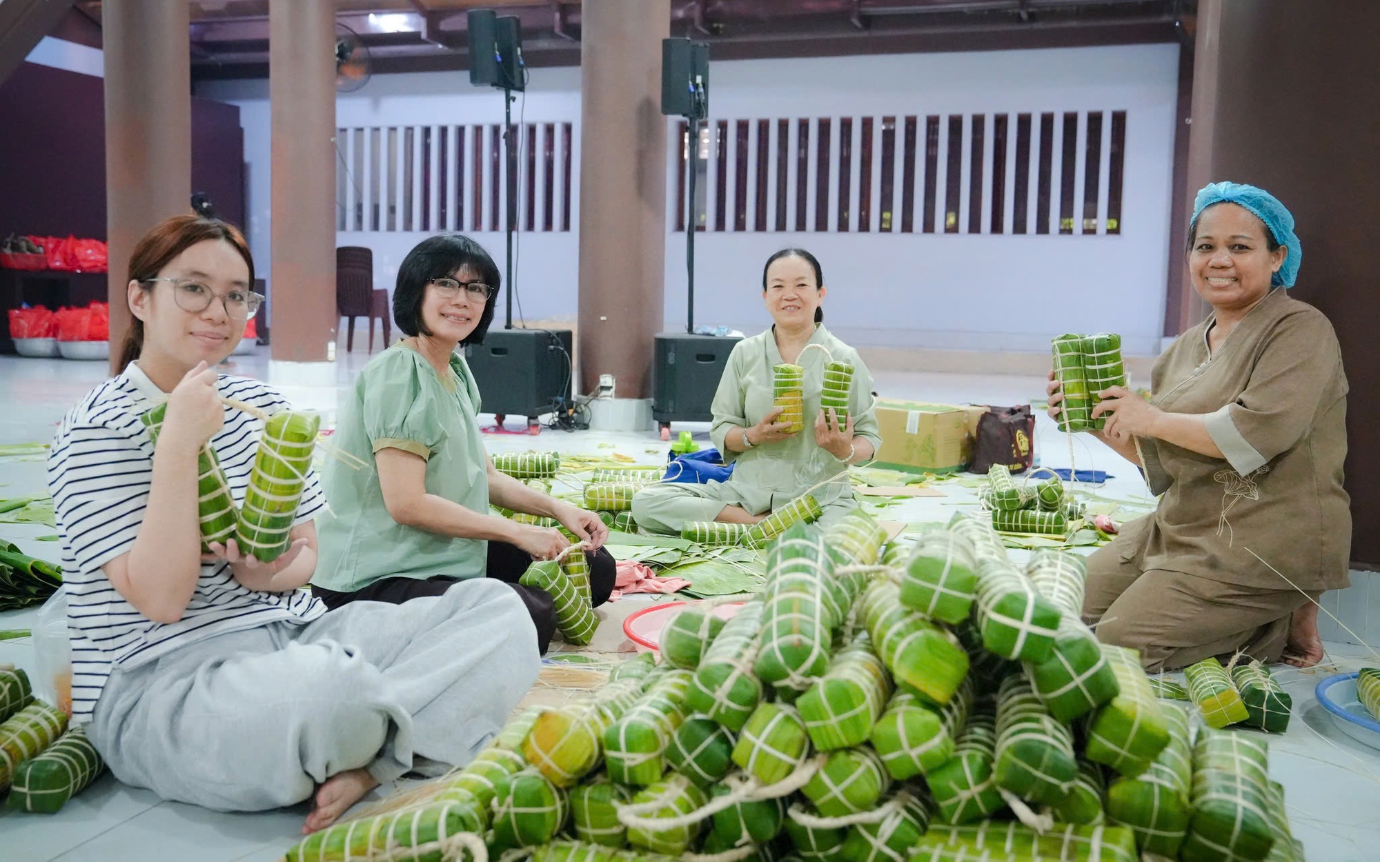 Gói Bánh Tết, Gói Yêu Thương: Ngọn Lửa Sẻ Chia Ấm Áp Giữa Lòng Sài Gòn