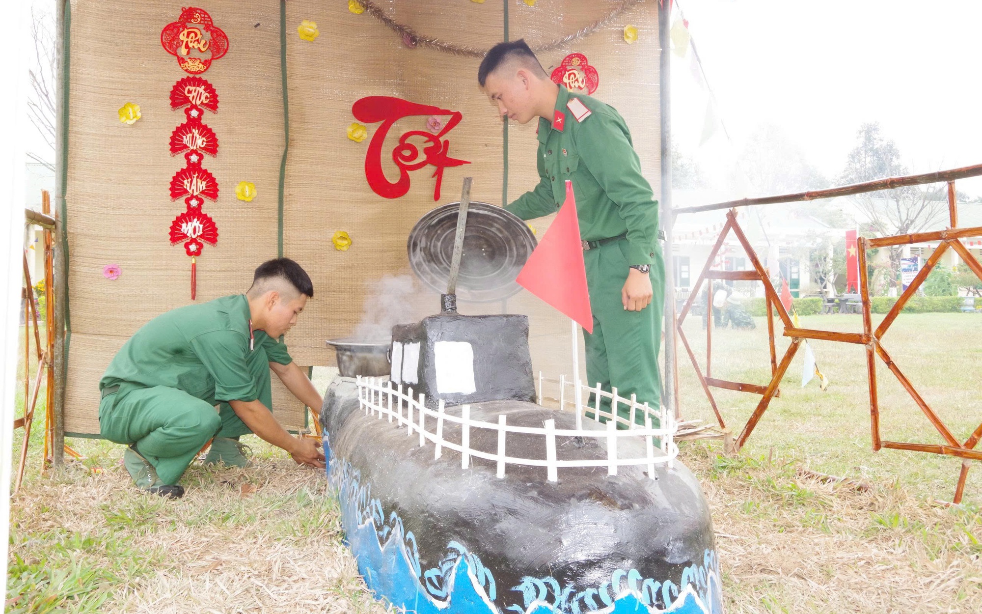 Bộ đội Sư đoàn 315 sáng tạo bếp nấu bánh chưng hình tàu ngầm, tên lửa đón Tết